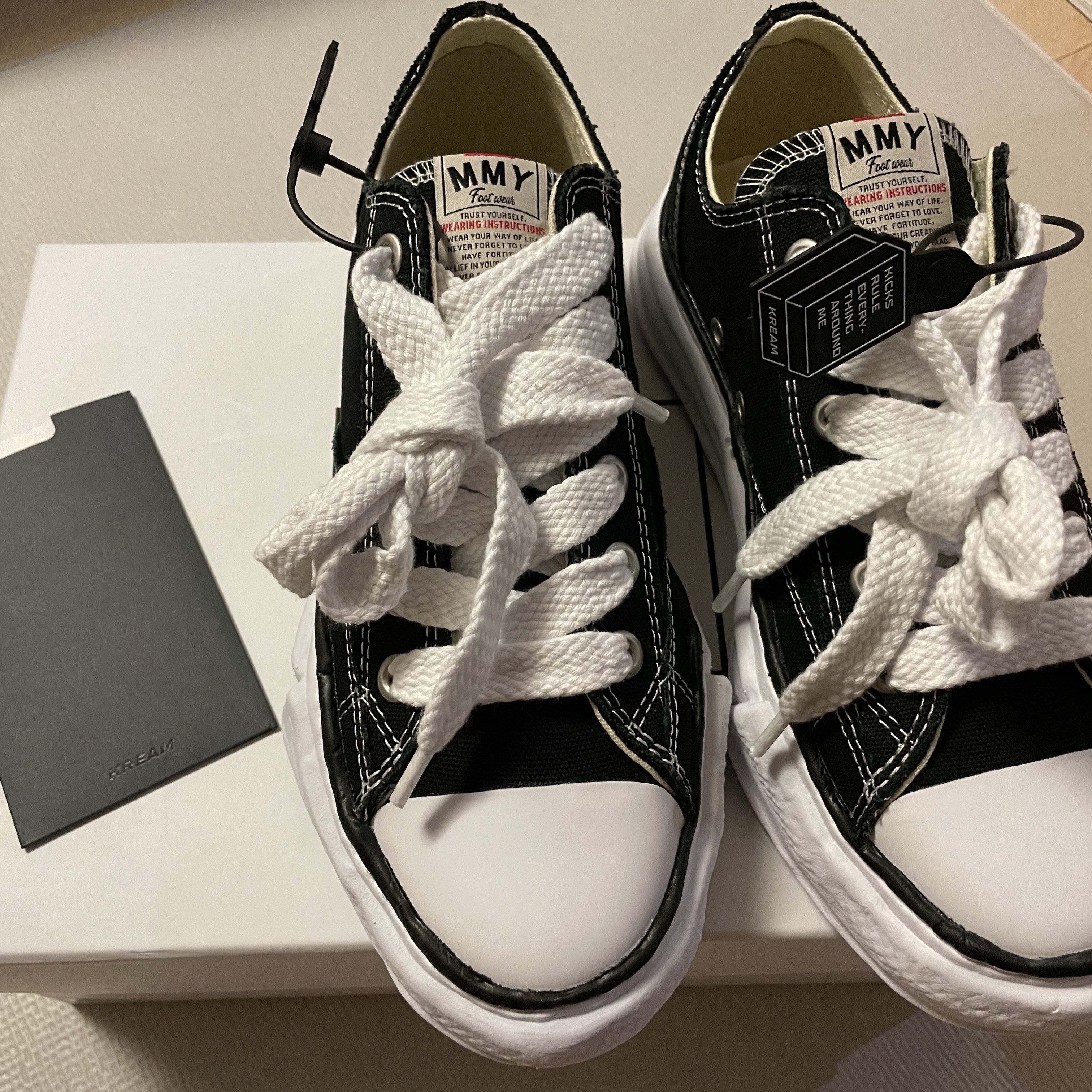 Maison Mihara Yasuhiro Peterson OG Sole Canvas Low Sneakers Black 착용 스타일 - 1