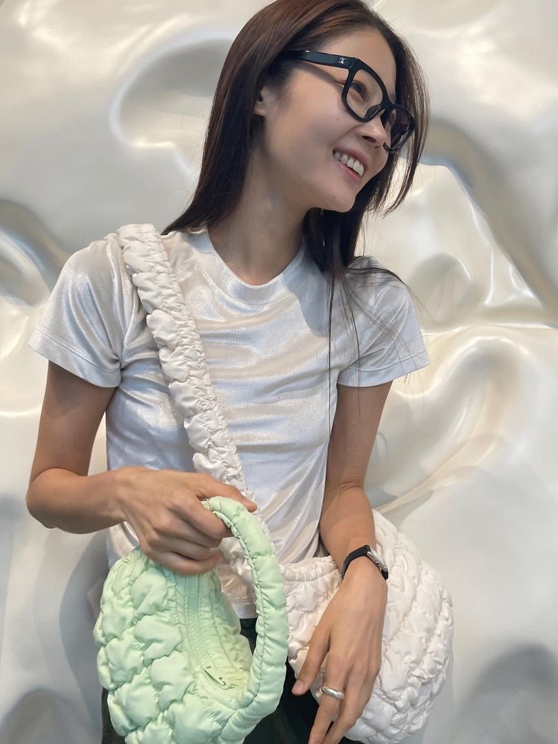 COS Quilted Mini Bag Green, COS Quilted Oversized Shoulder Bag Off White Light Beige 착용 스타일