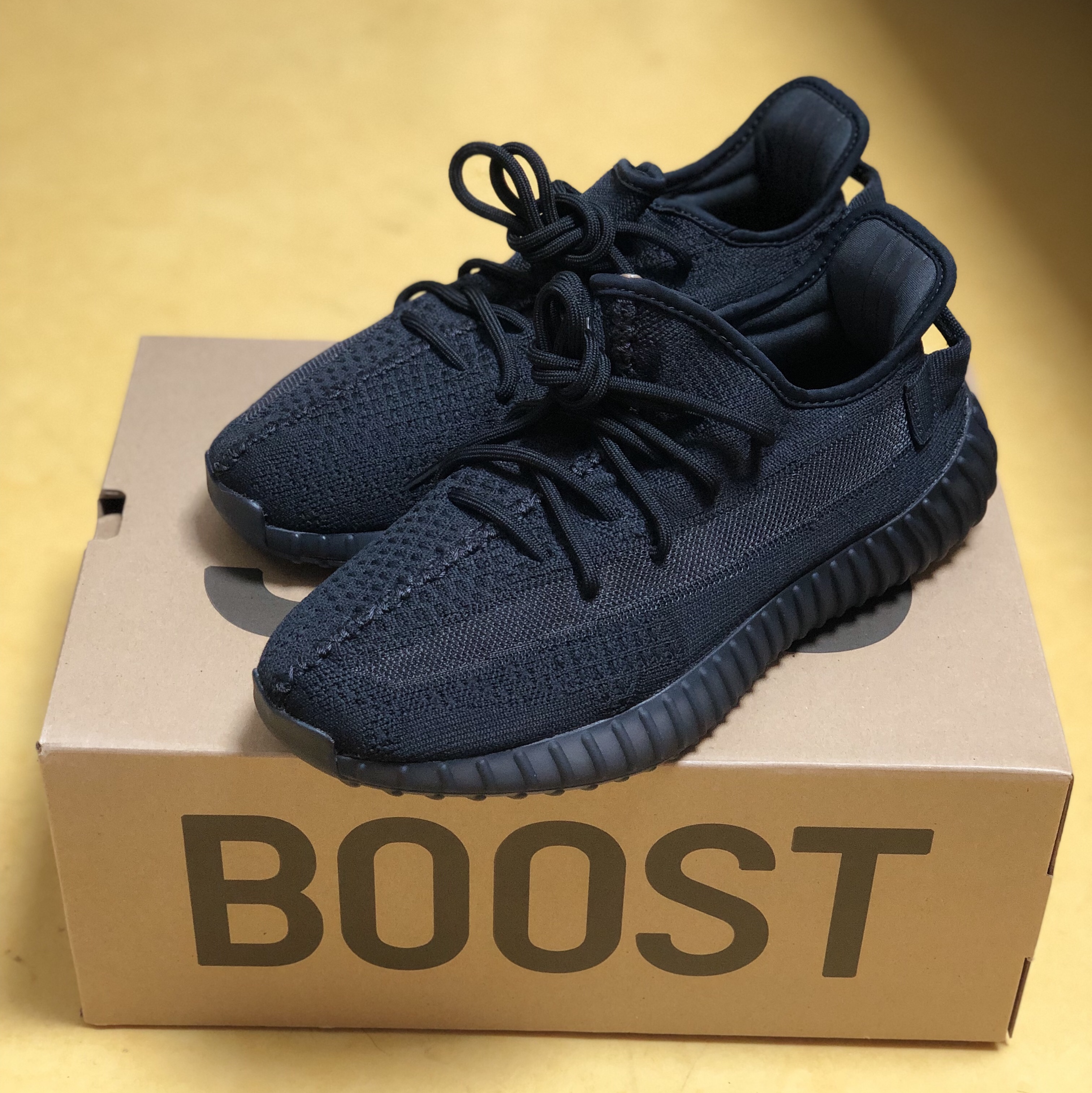 Adidas Yeezy Boost 350 V2 Onyx 착용 스타일