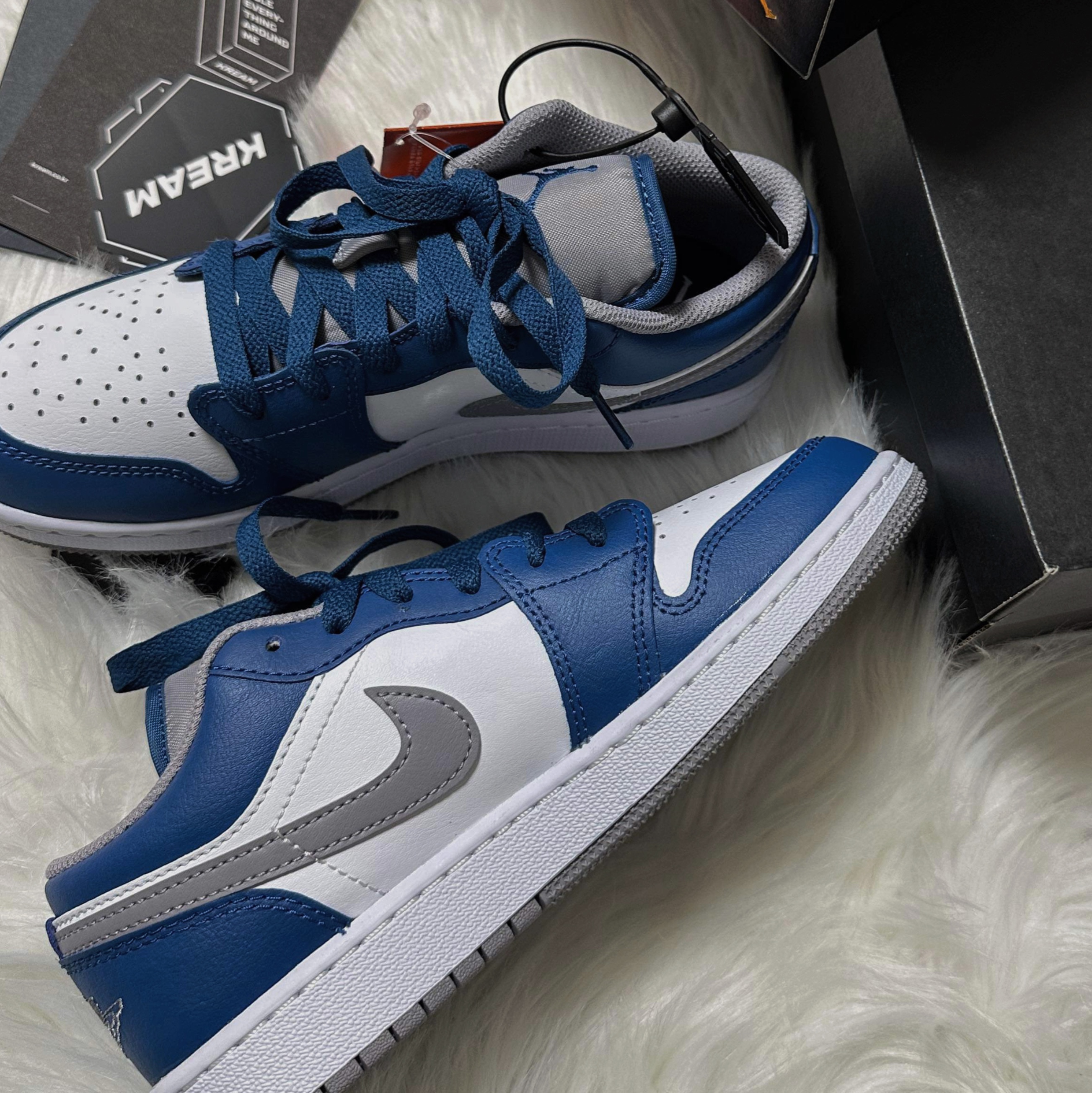 Jordan 1 Low True Blue Cement Grey 착용 스타일 - 4
