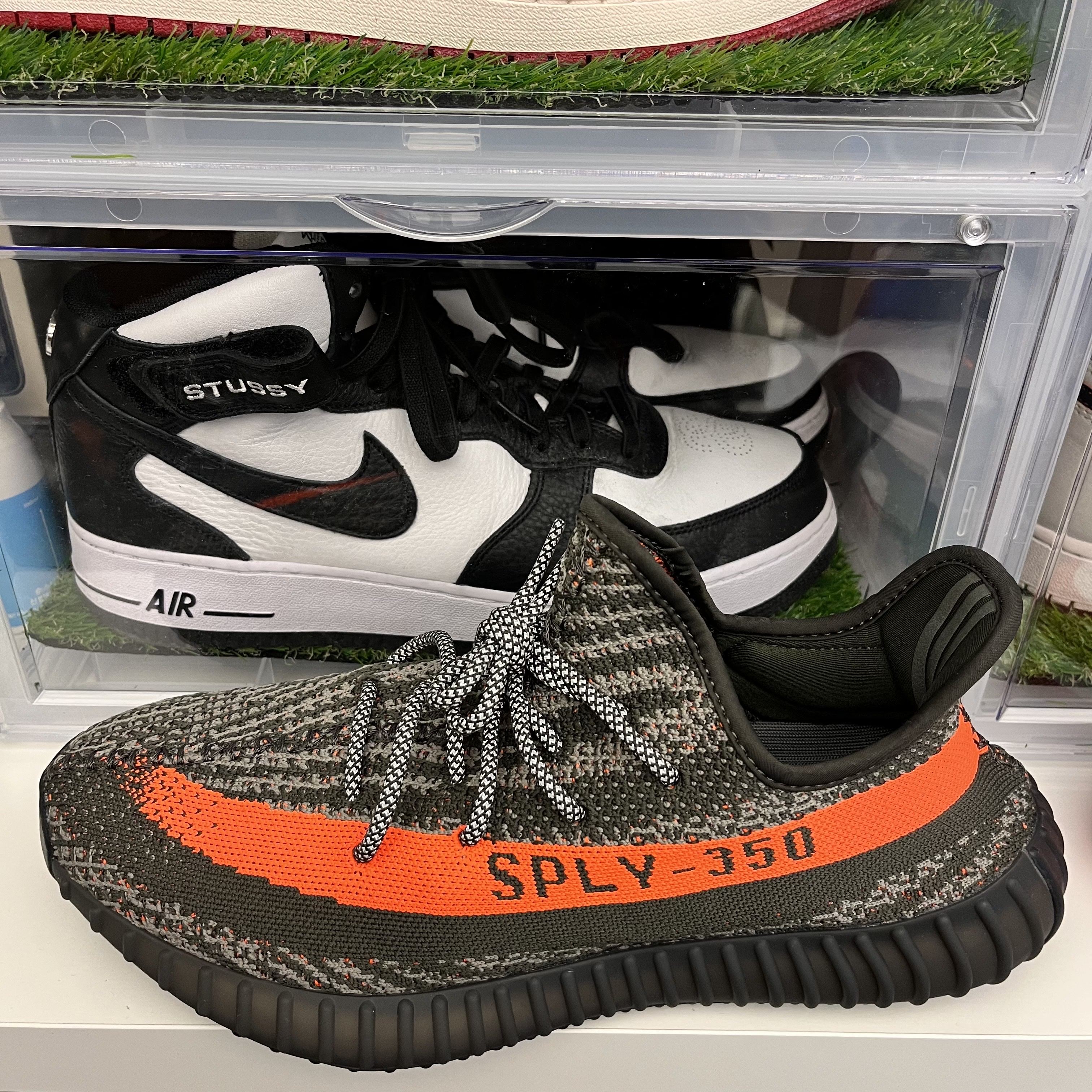 Adidas Yeezy Boost 350 V2 Carbon Beluga 착용 스타일 - 2