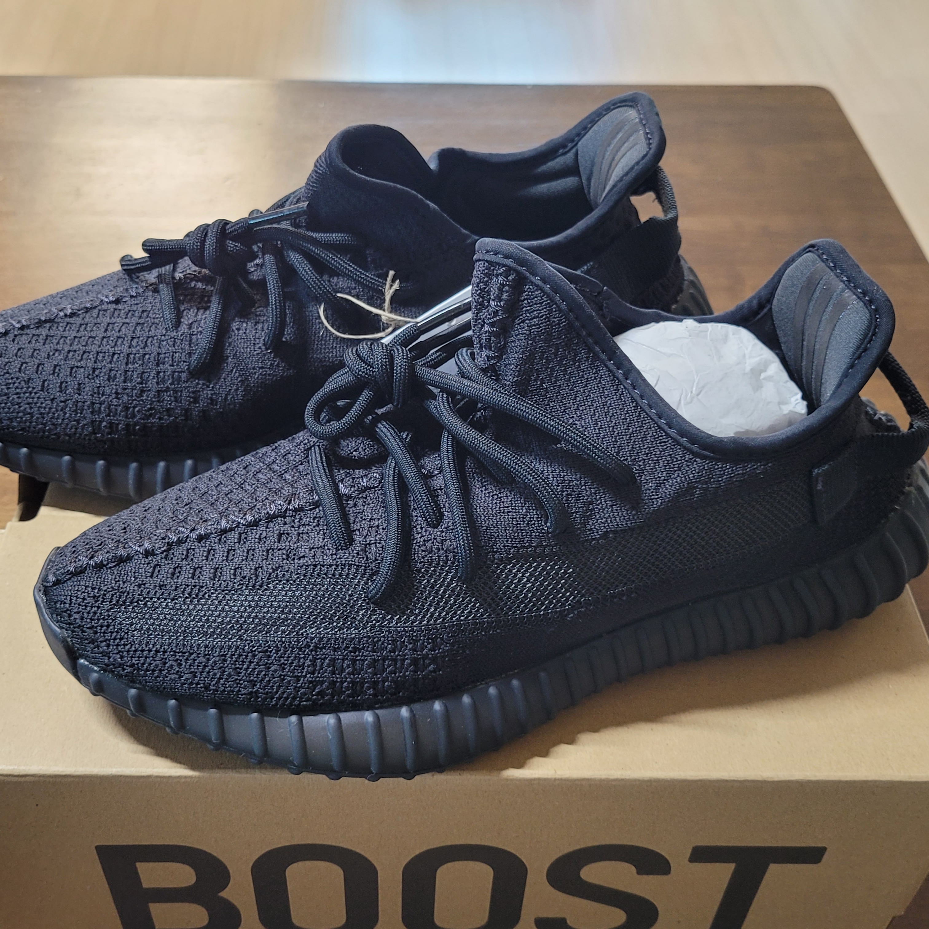 Adidas Yeezy Boost 350 V2 Onyx, Adidas Yeezy Boost 350 V2 Carbon Beluga 착용 스타일 - 2