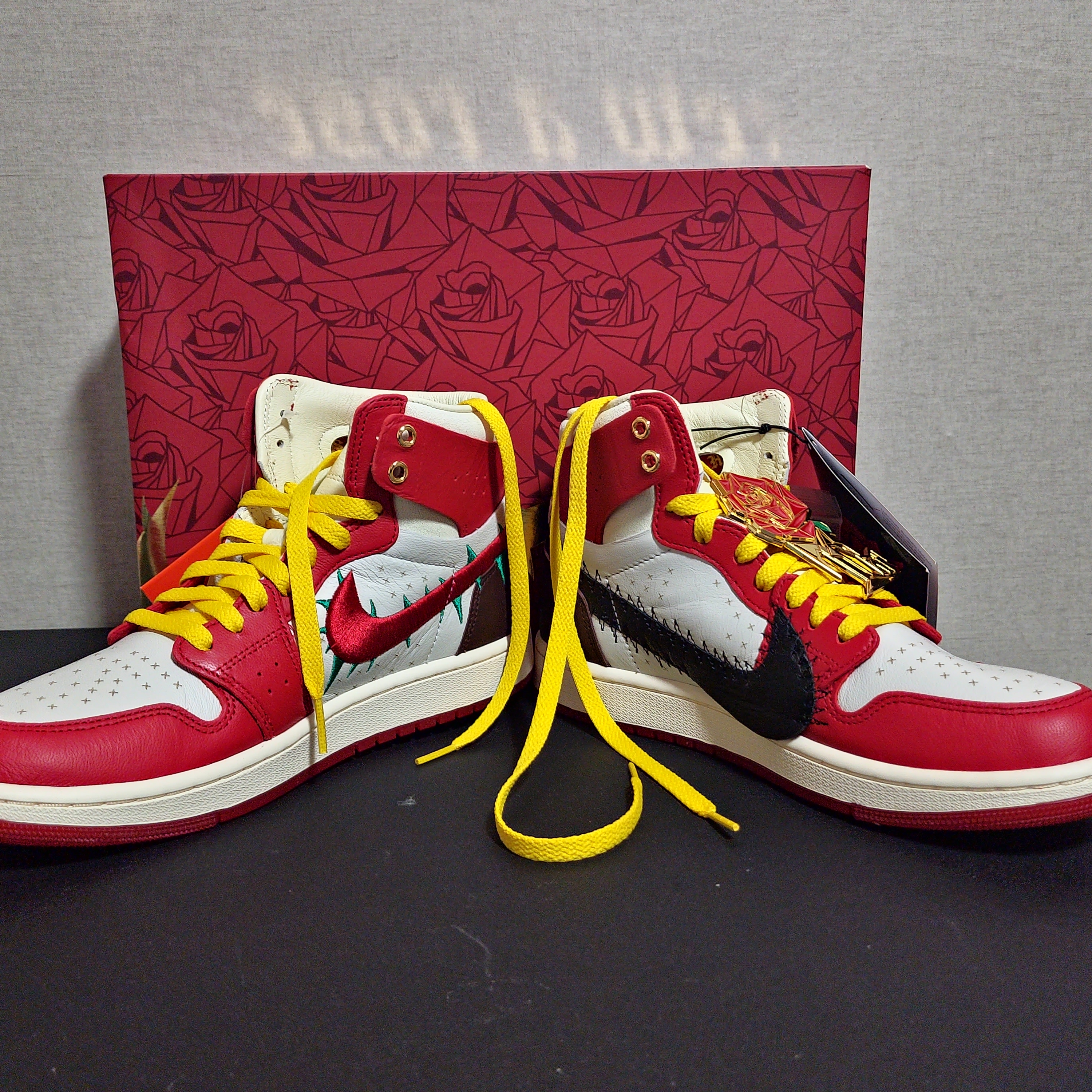 (W) Jordan 1 x Teyana Taylor Zoom CMFT 2 Gym Red, Jordan 1 High 85 Black White 착용 스타일 - 3