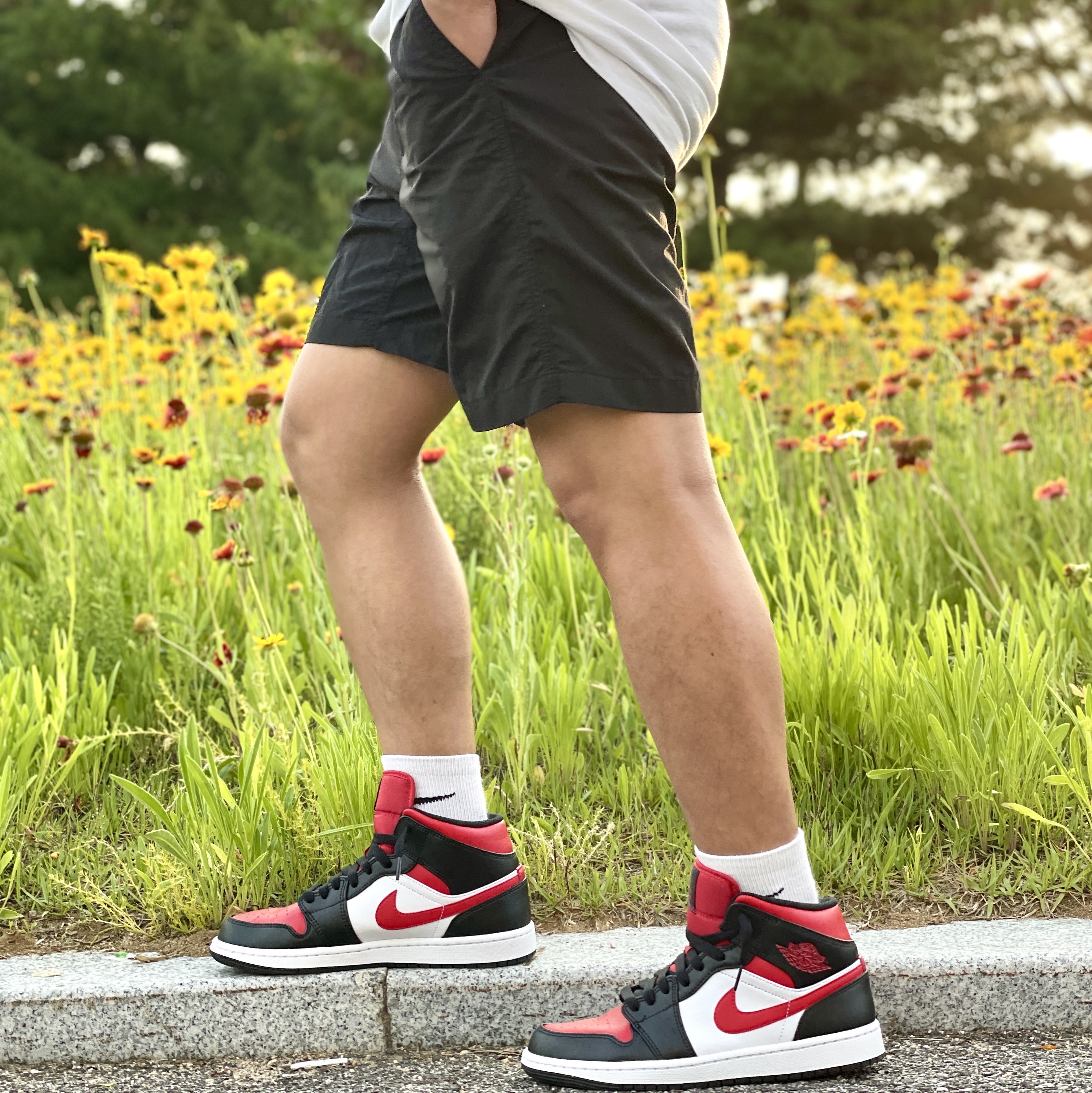 Jordan 1 Mid Black Fire Red 착용 스타일