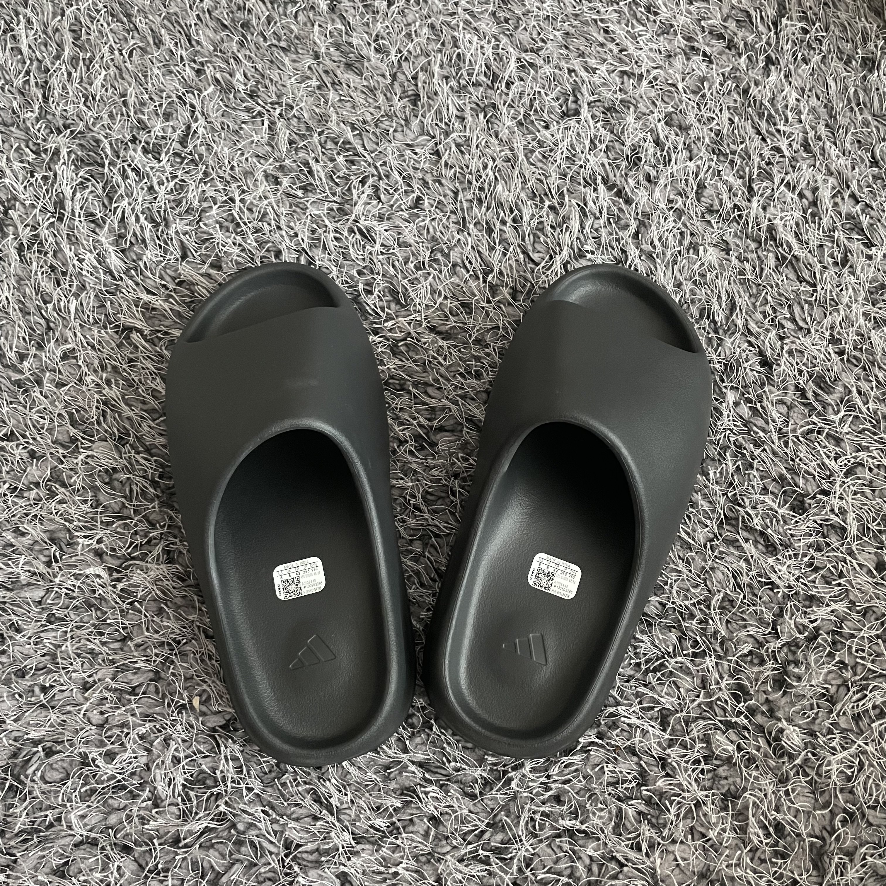 Adidas Yeezy Slide Onyx 착용 스타일 - 2