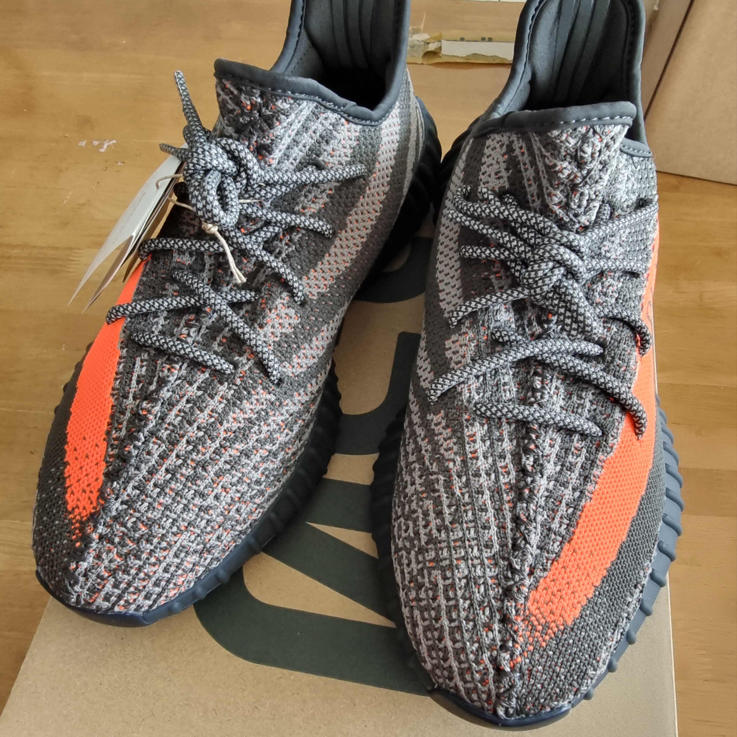 Adidas Yeezy Boost 350 V2 Carbon Beluga 착용 스타일 - 2