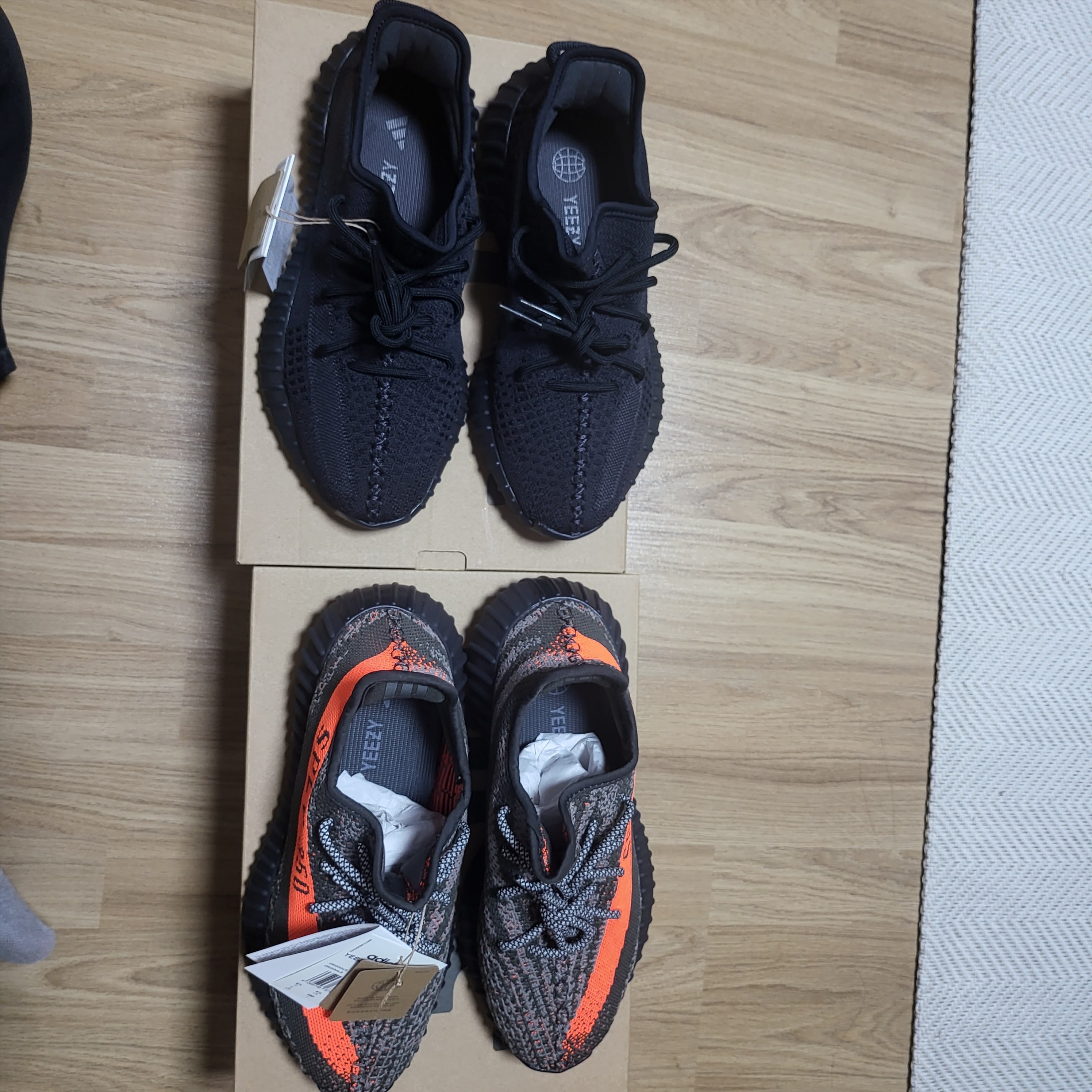 Adidas Yeezy Boost 350 V2 Onyx, Adidas Yeezy Boost 350 V2 Carbon Beluga 착용 스타일 - 1
