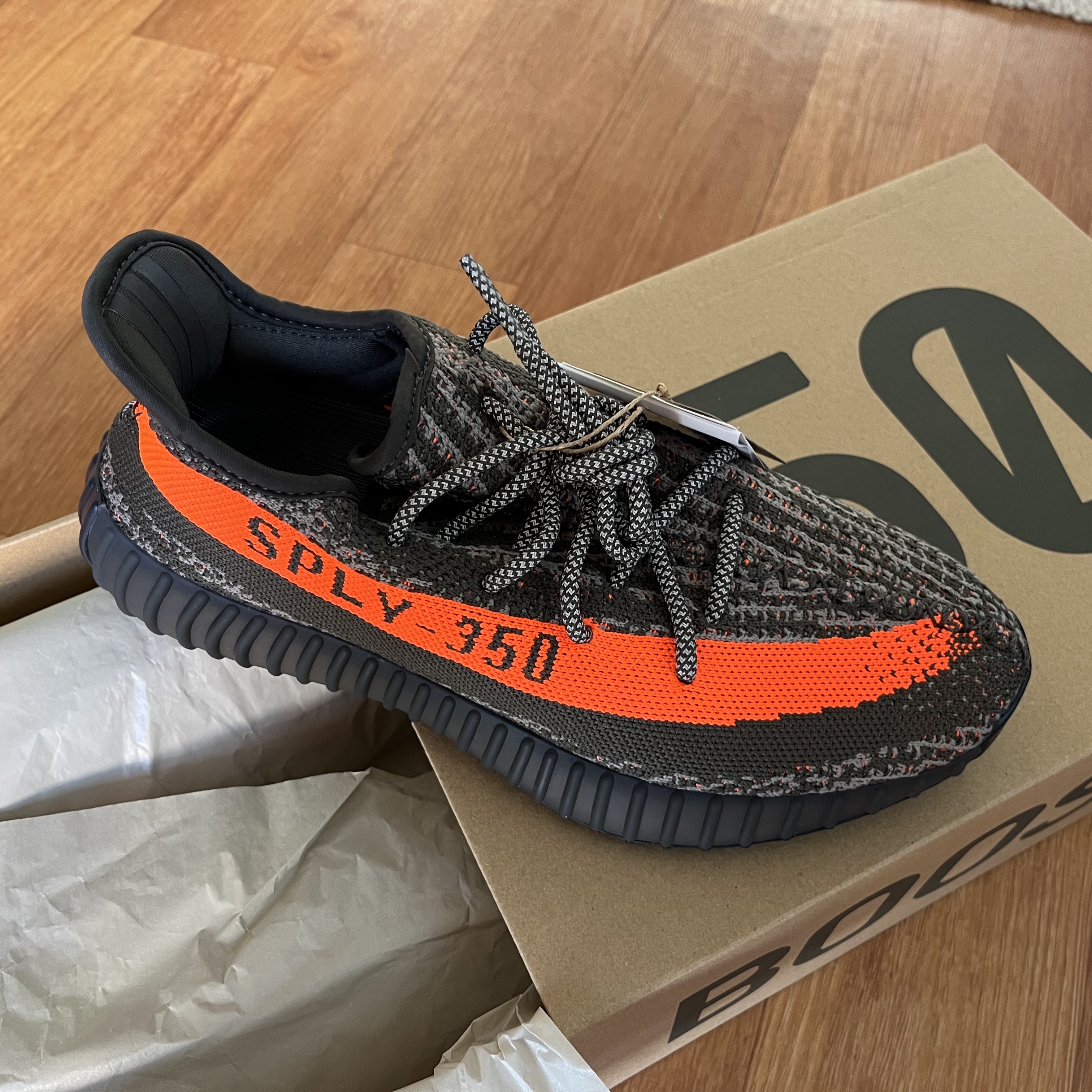 Adidas Yeezy Boost 350 V2 Carbon Beluga 착용 스타일 - 4