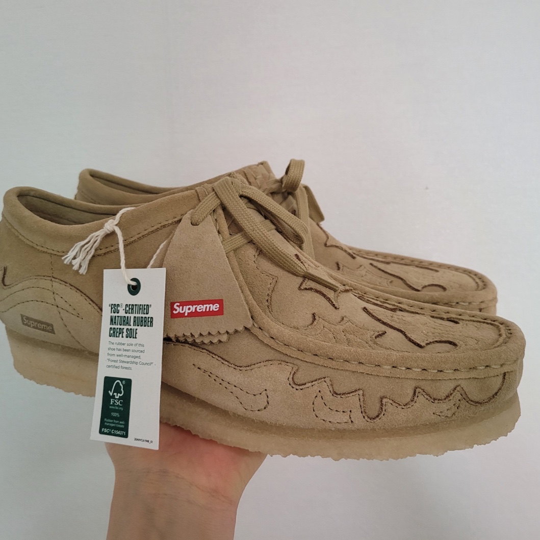 Clarks x Supreme Wallabee Tan 착용 스타일 - 1