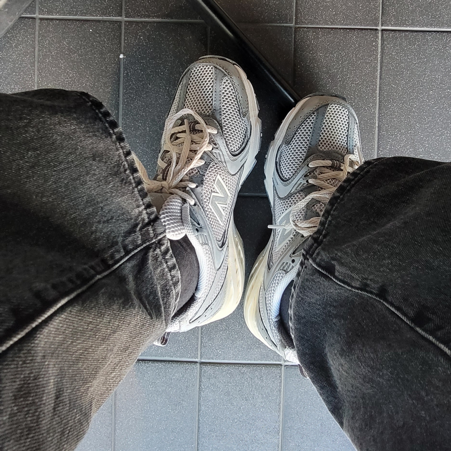 New Balance 530 Premium Vintage Grey Matter 착용 스타일 - 2