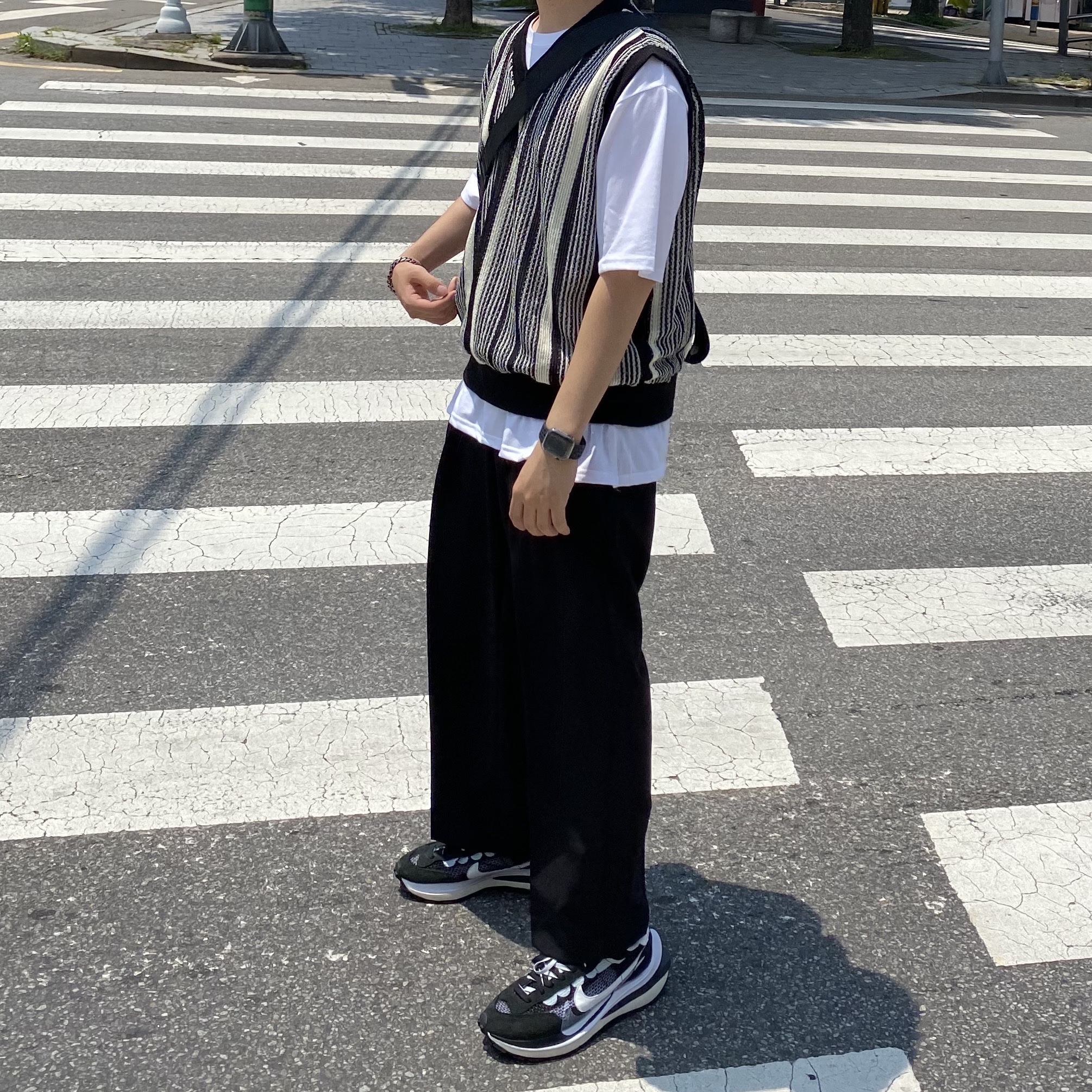 Nike x Sacai VaporWaffle Black White, Apple Watch SE 44mm GPS Midnight Aluminum Case with Sport Band Midnight (Korean Ver.) 착용 스타일 - 1