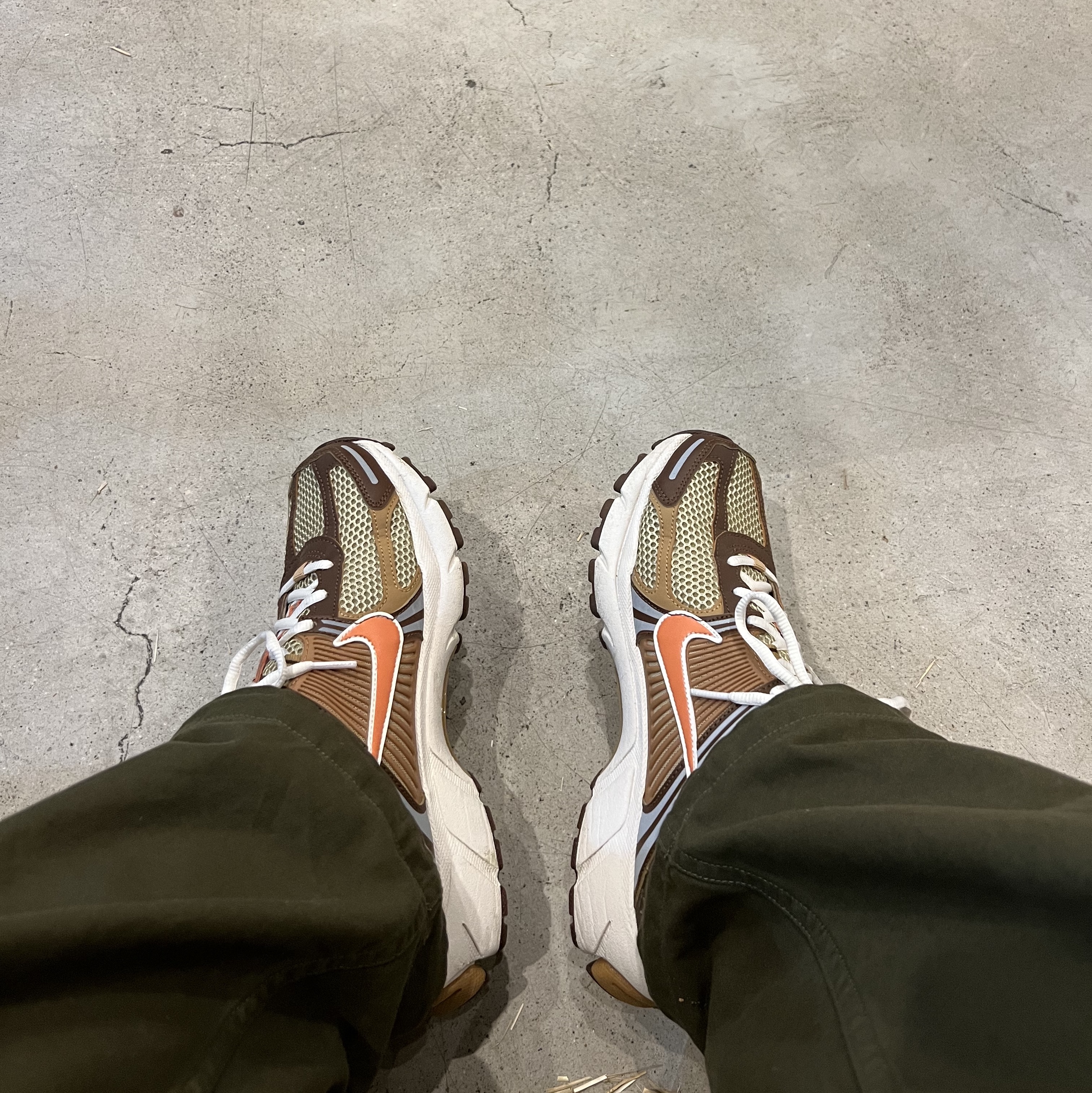 Nike Zoom Vomero 5 Wheat Grass and Cacao Wow 착용 스타일