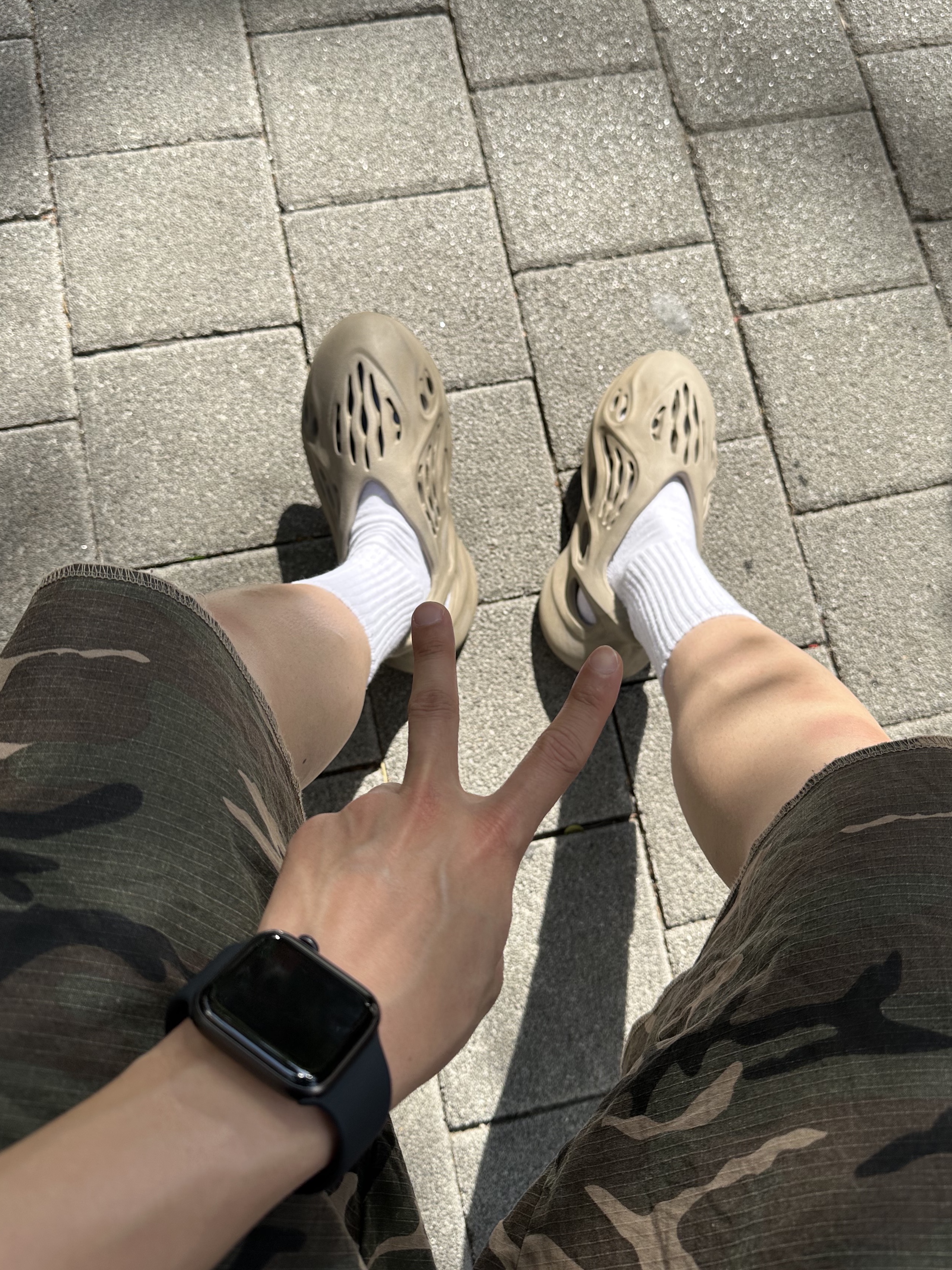Adidas Yeezy Foam RNNR Stone Sage 착용 스타일