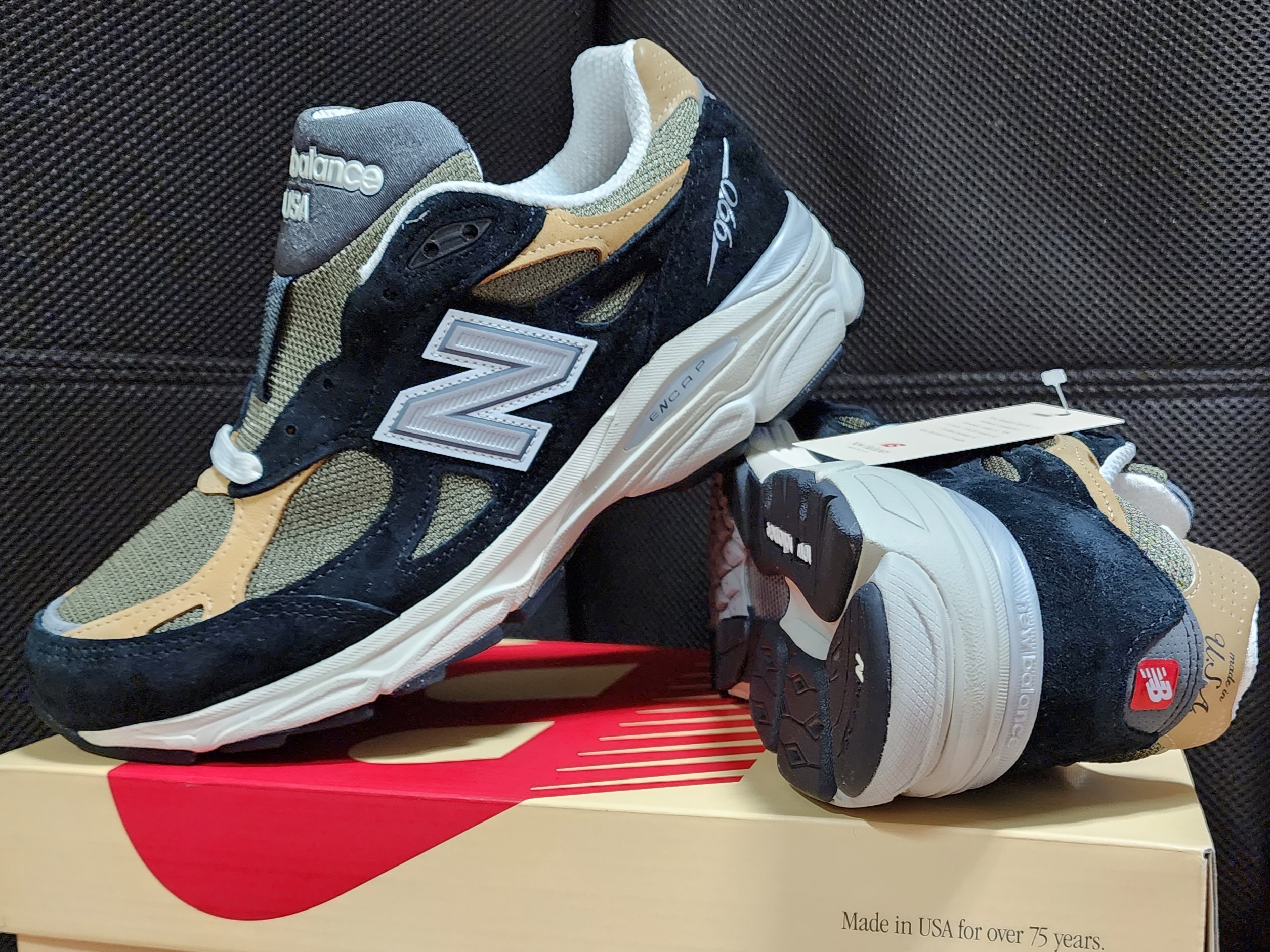 New Balance 990v3 Made in USA Black Tan 착용 스타일 - 3