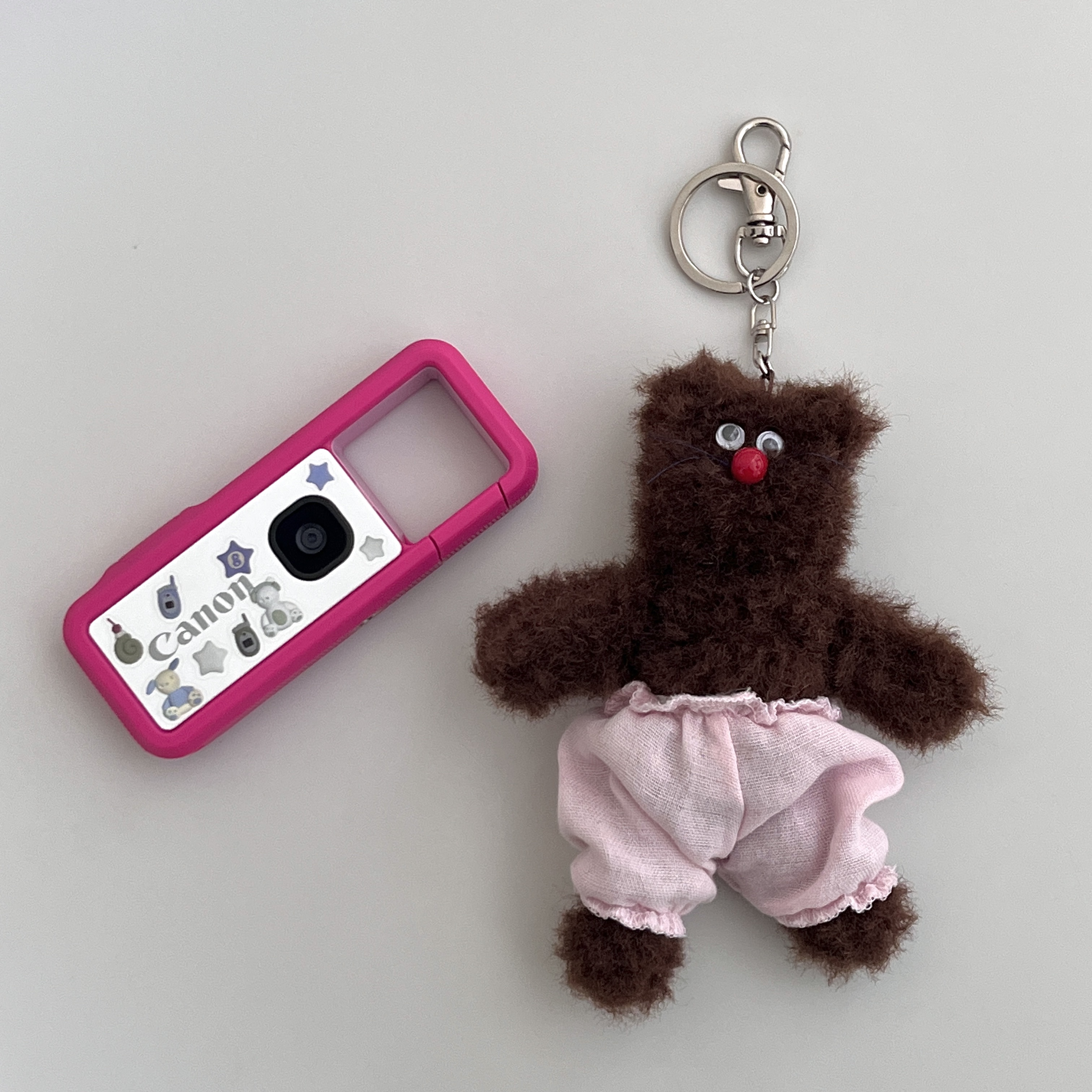 [KREAM 단독] Monamhee Bred Keyring with Pink Pants Brown 착용 스타일 - 1