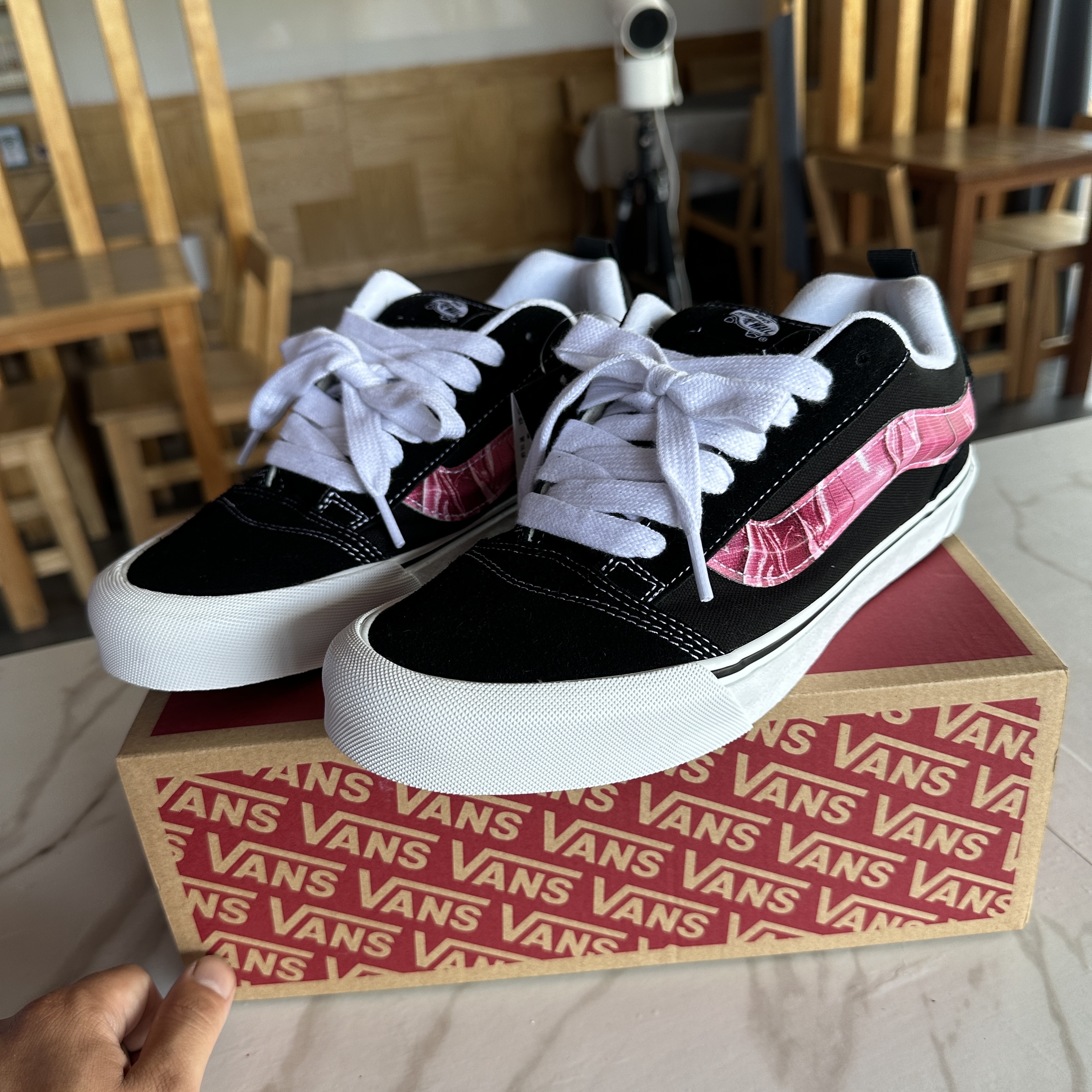 Vans x Peaches. Knu-Skool Black Pink 착용 스타일 - 1
