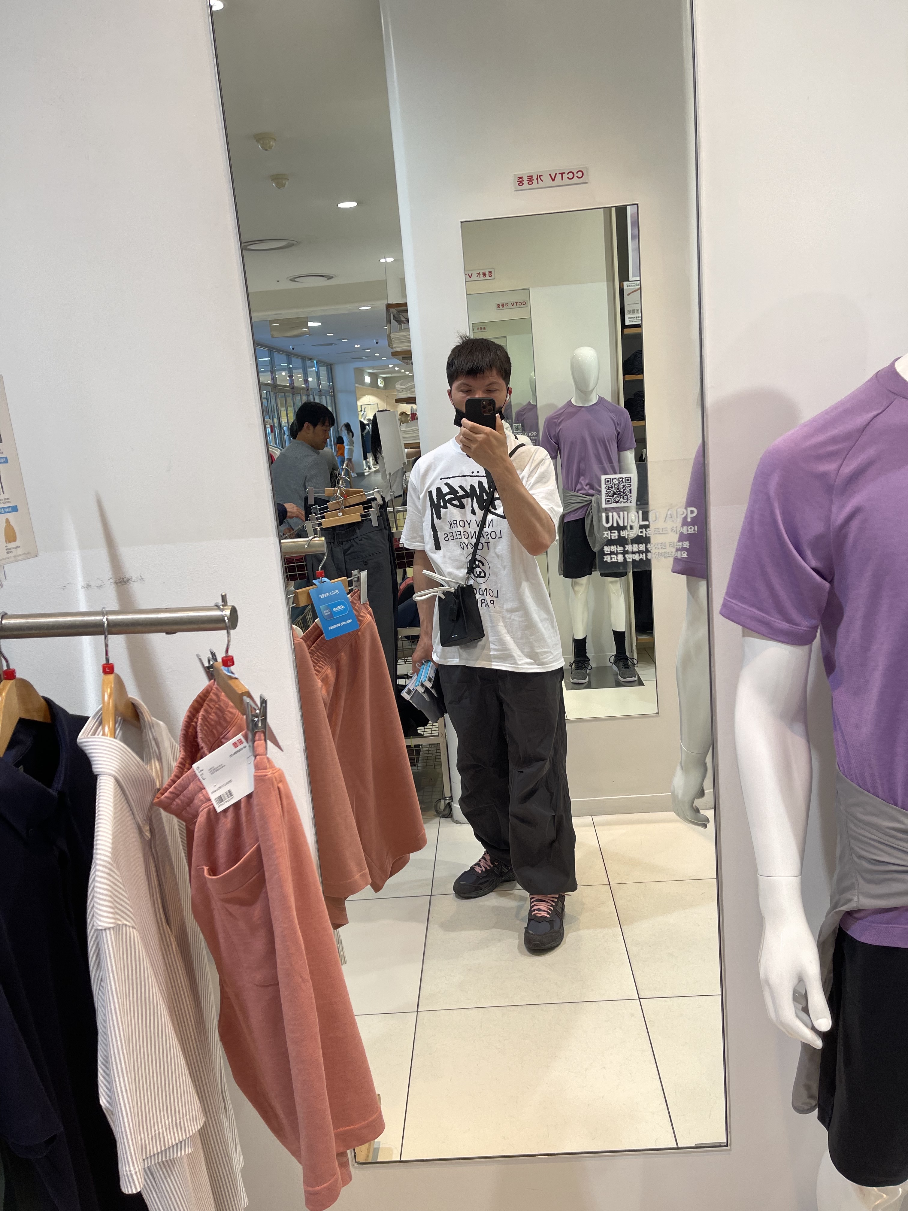 Stussy World Tour T-Shirt White 2023, Ader Error Blue Bag Noir 착용 스타일