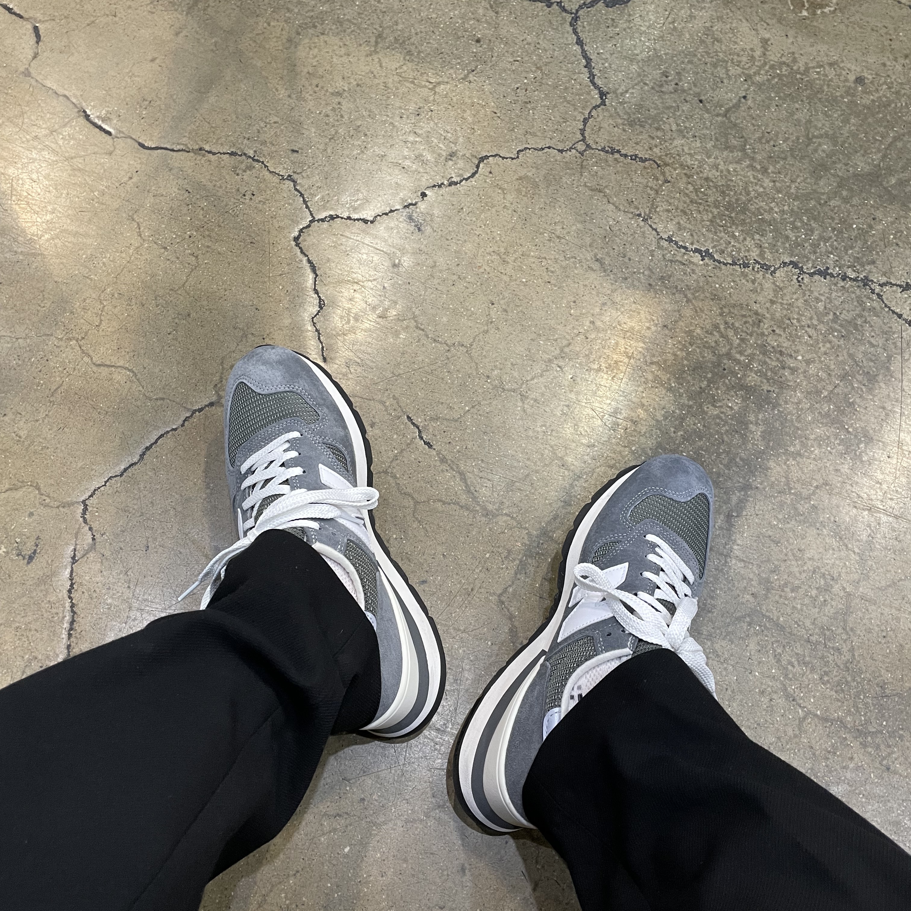 New Balance 990v1 Made in USA Grey White 착용 스타일 - 2