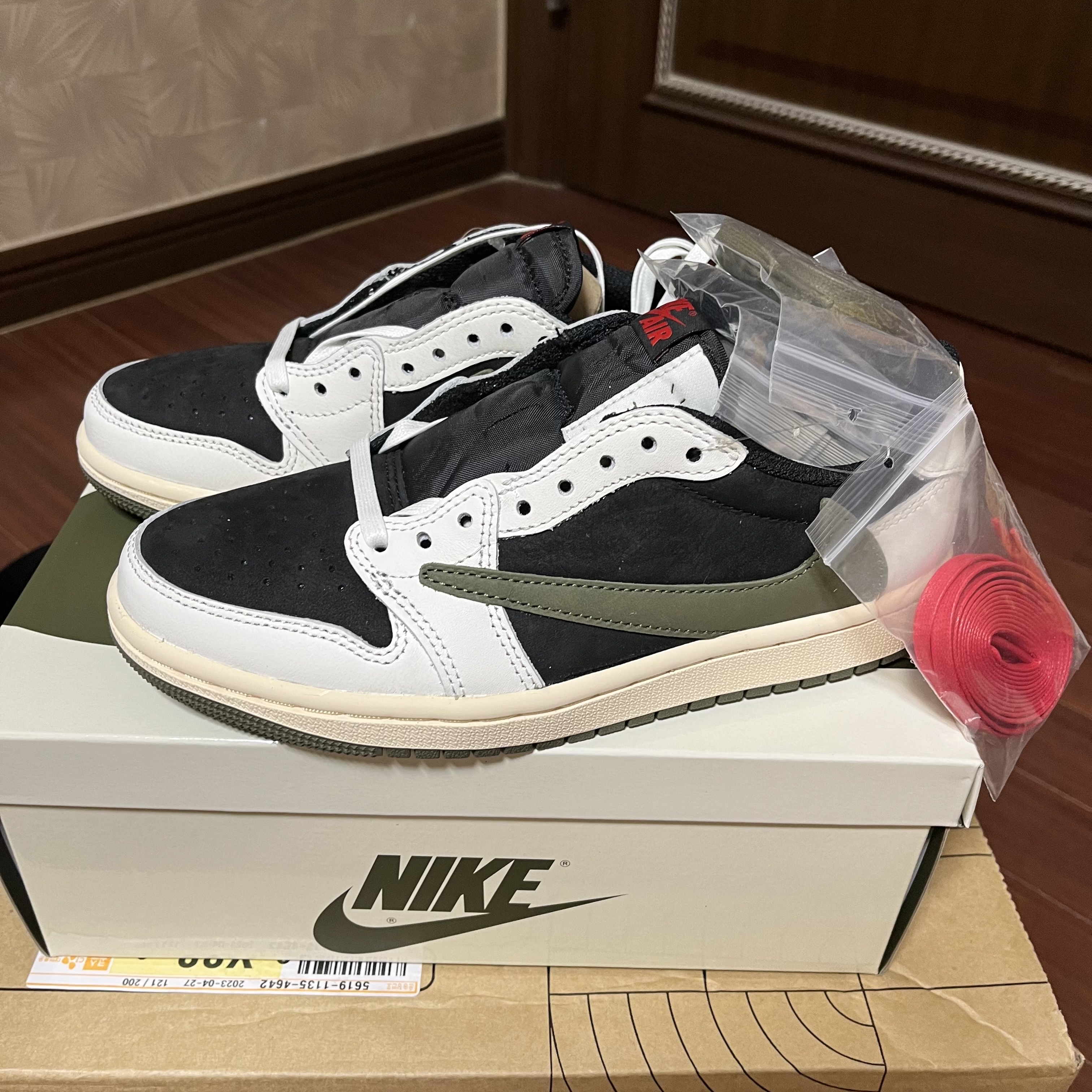 (W) Jordan 1 x Travis Scott Retro Low OG SP Medium Olive 착용 스타일 - 2