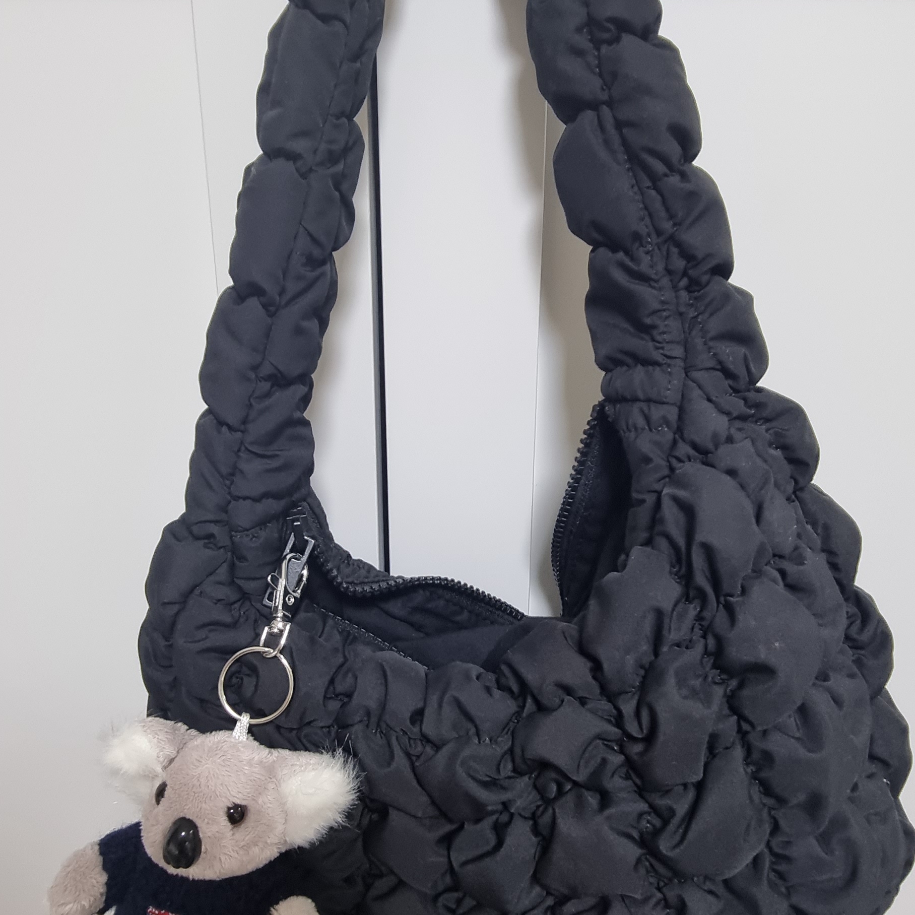 COS Quilted Mini Bag Black 착용 스타일 - 3