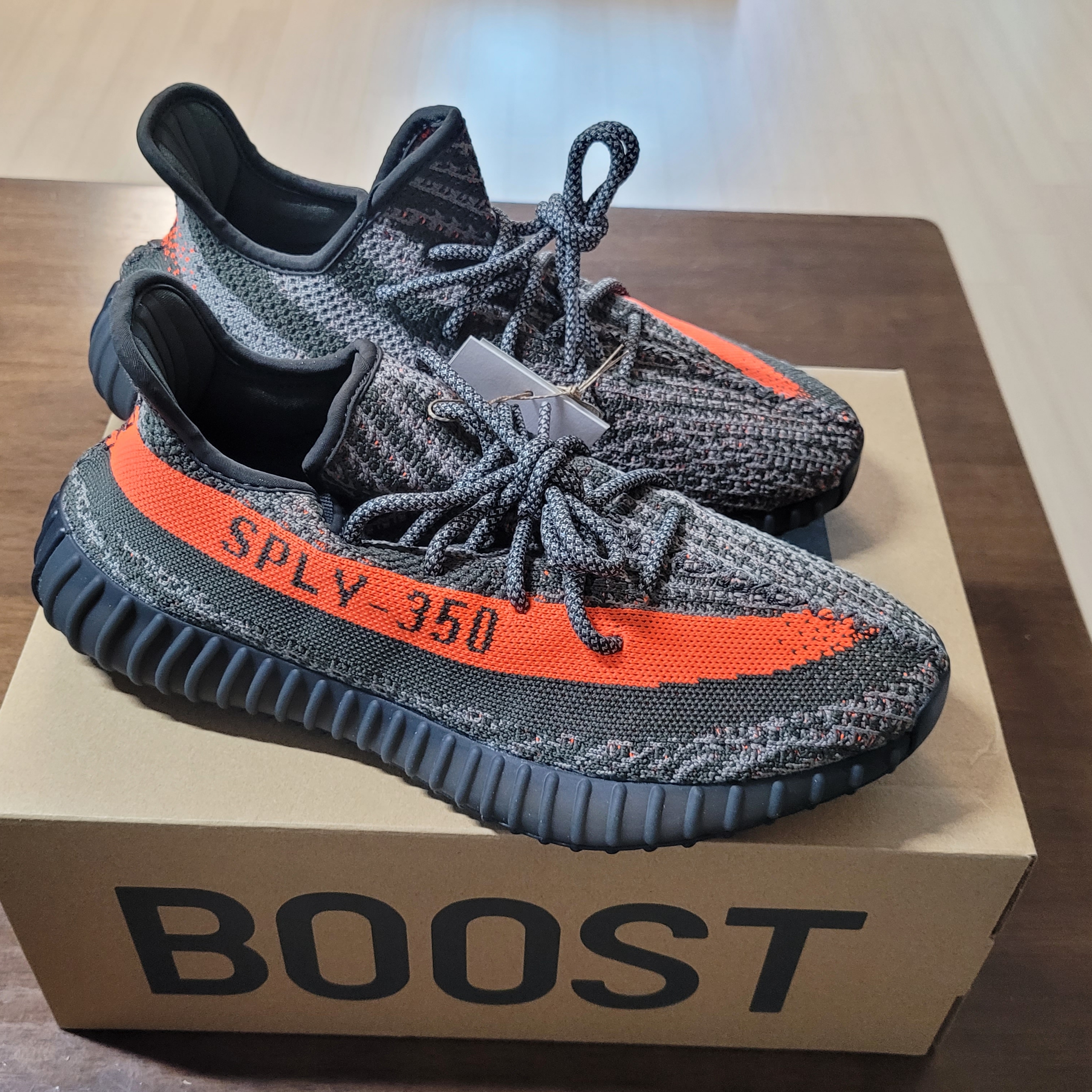 아디다스 이지 부스트 350 V2 카본 벨루가, 아디다스 이지 부스트 350 V2 오닉스 착용 스타일 - 2