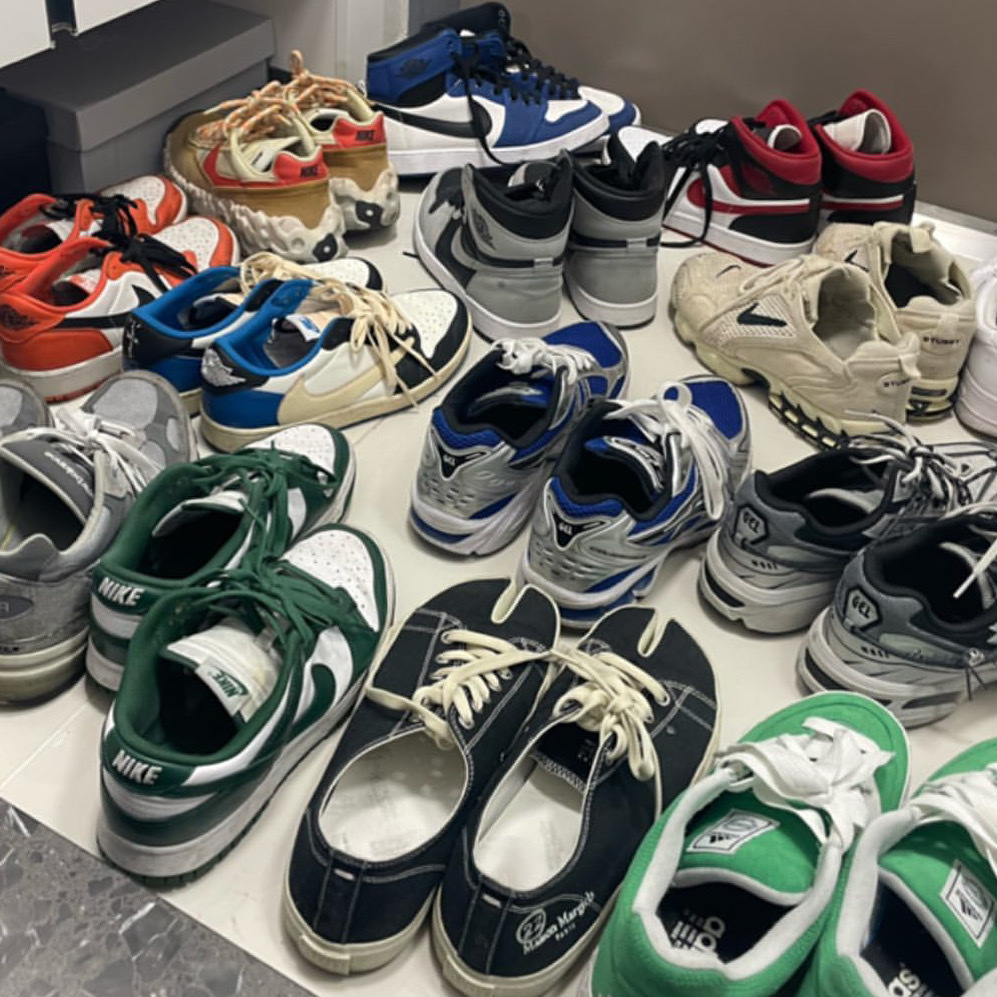 Asics x Andersson Bell Gel-1090 Glacier Grey Silver, Jordan 1 x Travis Scott x Fragment Retro Low OG SP Military Blue 착용 스타일