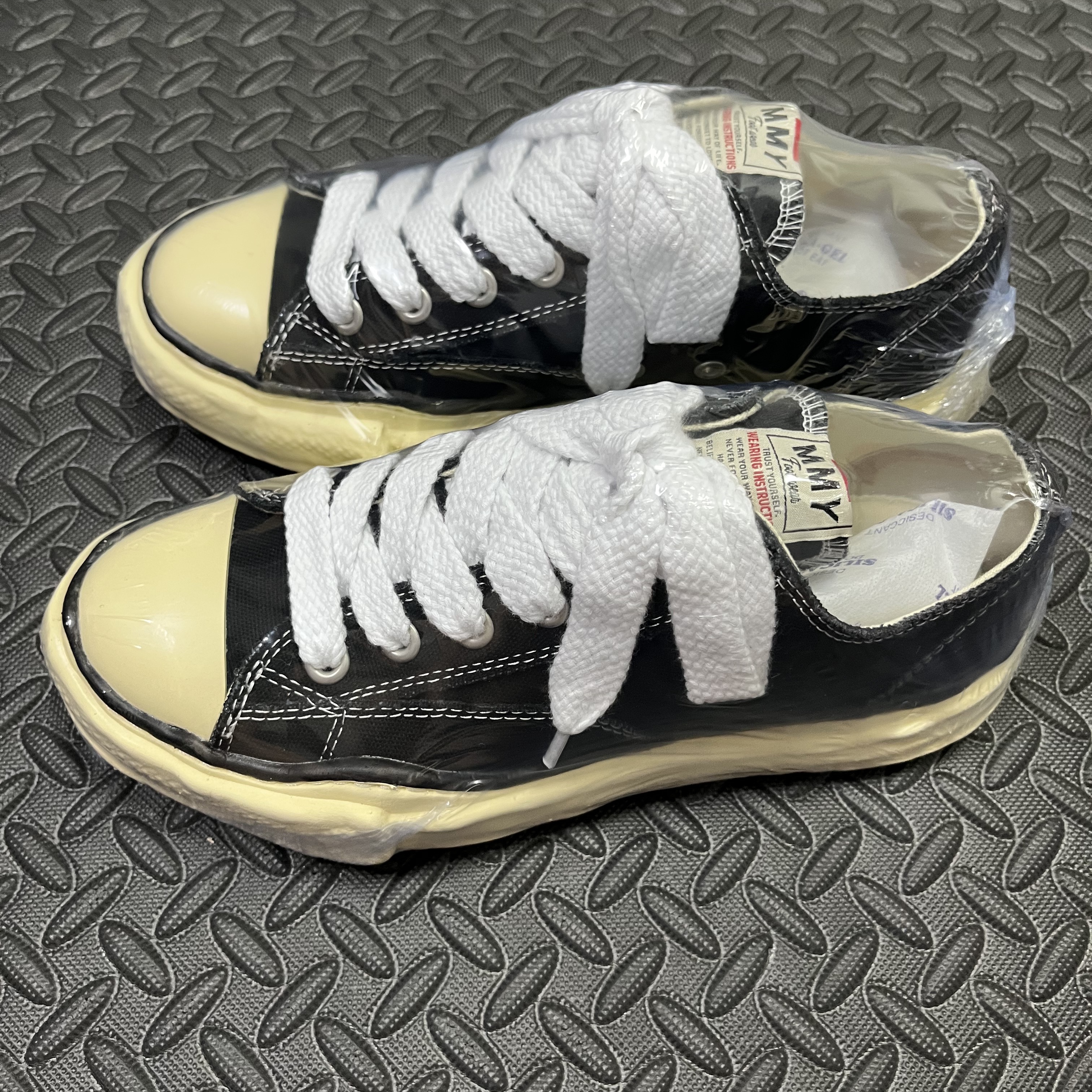 Maison Mihara Yasuhiro Peterson VL OG Sole Canvas Low-top Sneakers Black 착용 스타일