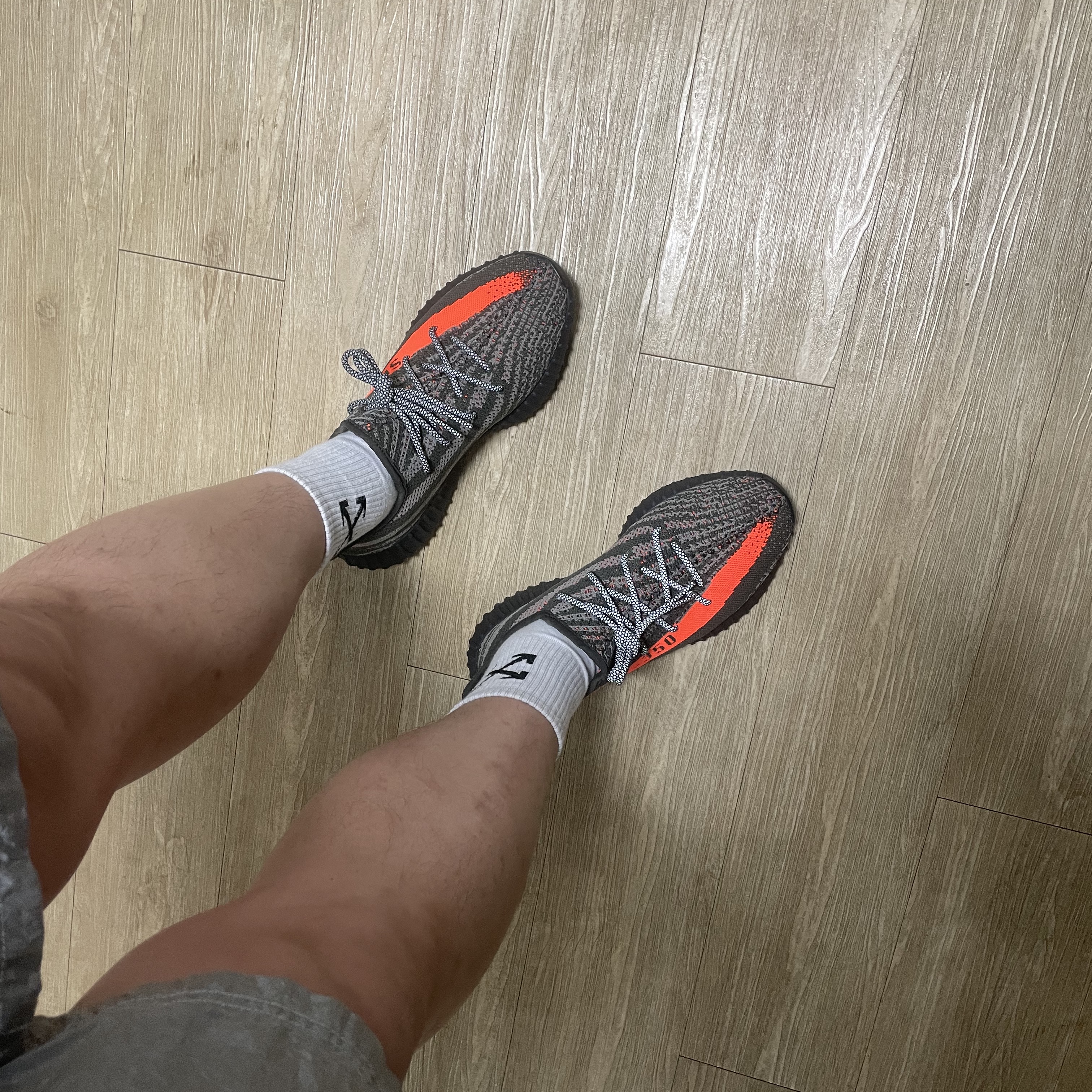 아디다스 이지 부스트 350 V2 카본 벨루가, 아디다스 이지 부스트 350 V2 프로즌 옐로우 착용 스타일 - 3