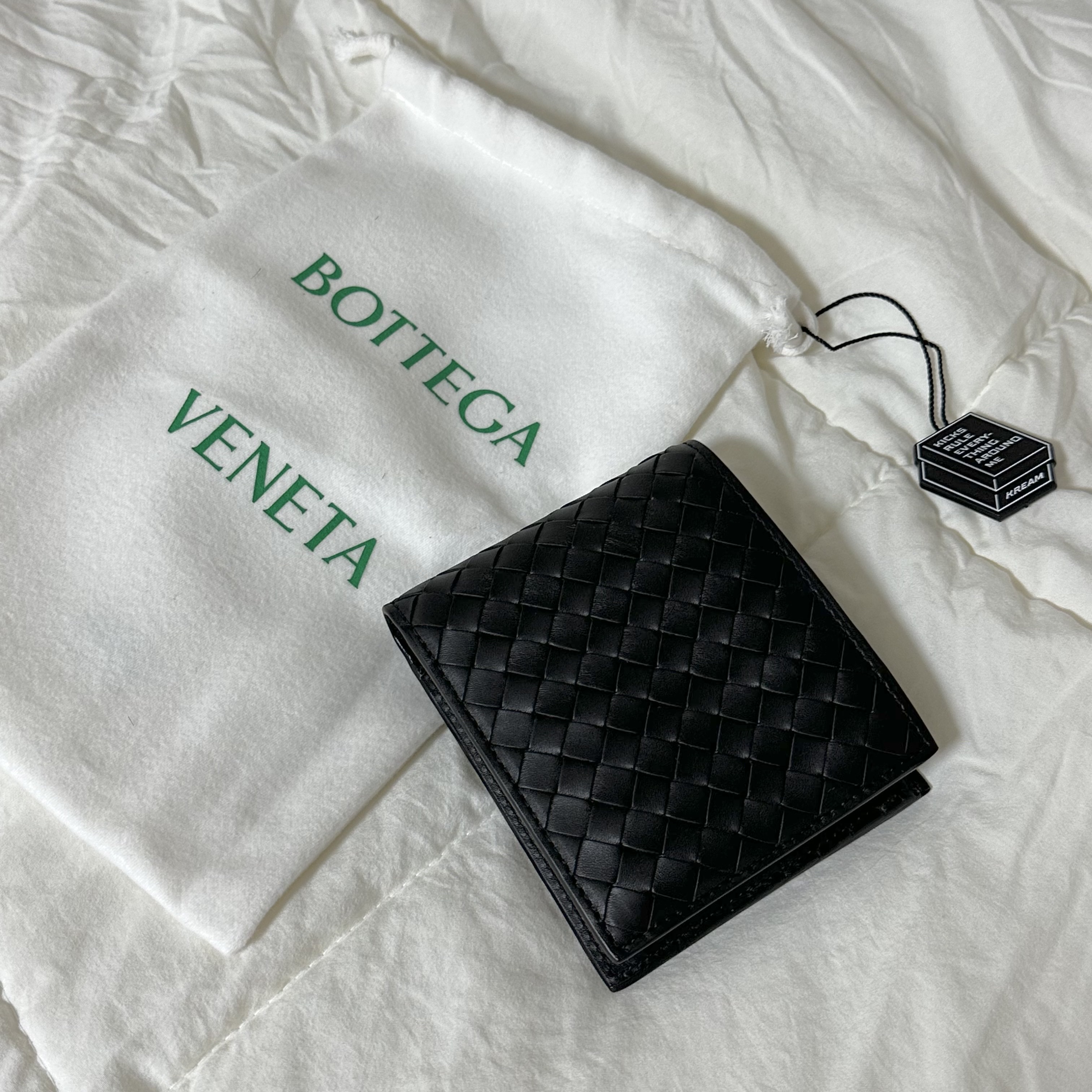 Bottega Veneta Bi-Fold Wallet Black 착용 스타일