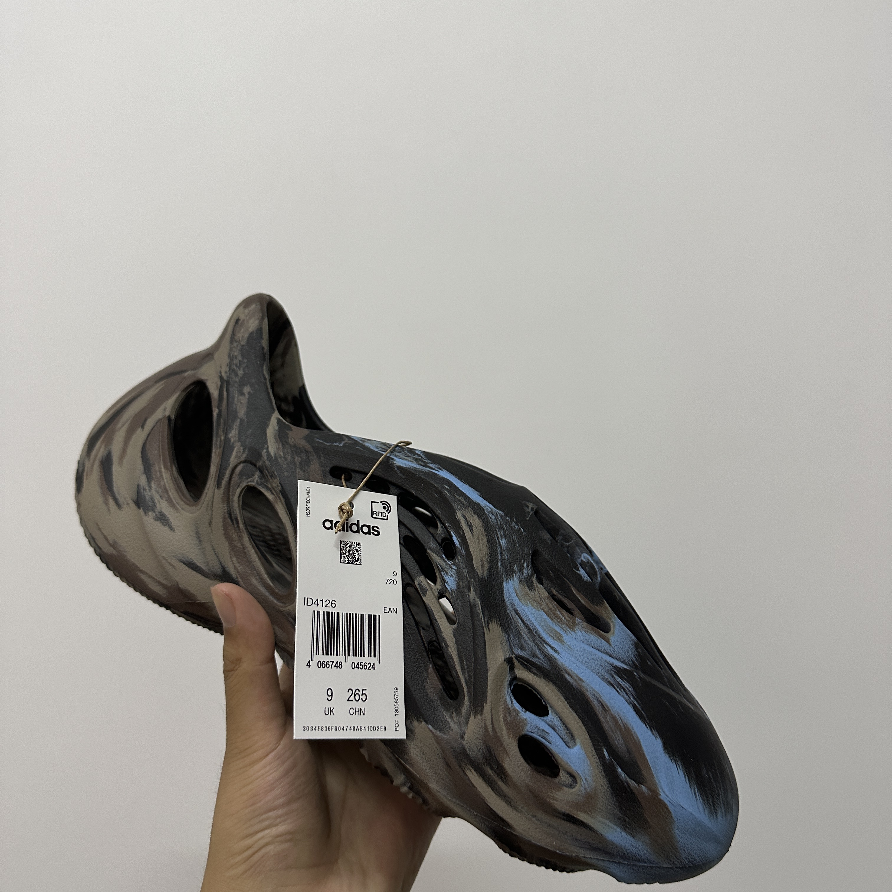 Adidas Yeezy Foam RNNR MX Cinder 착용 스타일 - 1