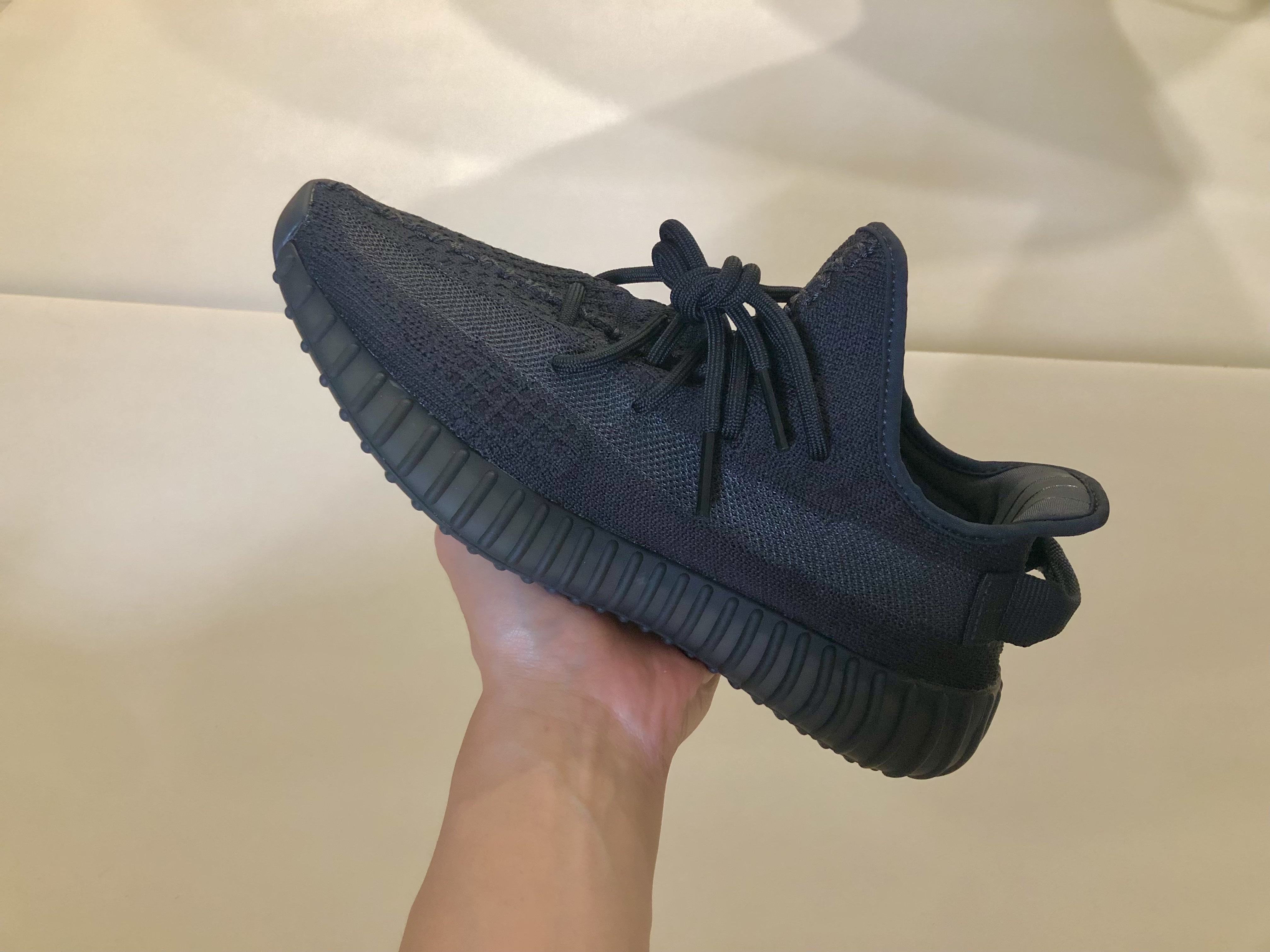 Adidas Yeezy Boost 350 V2 Onyx 착용 스타일 - 3