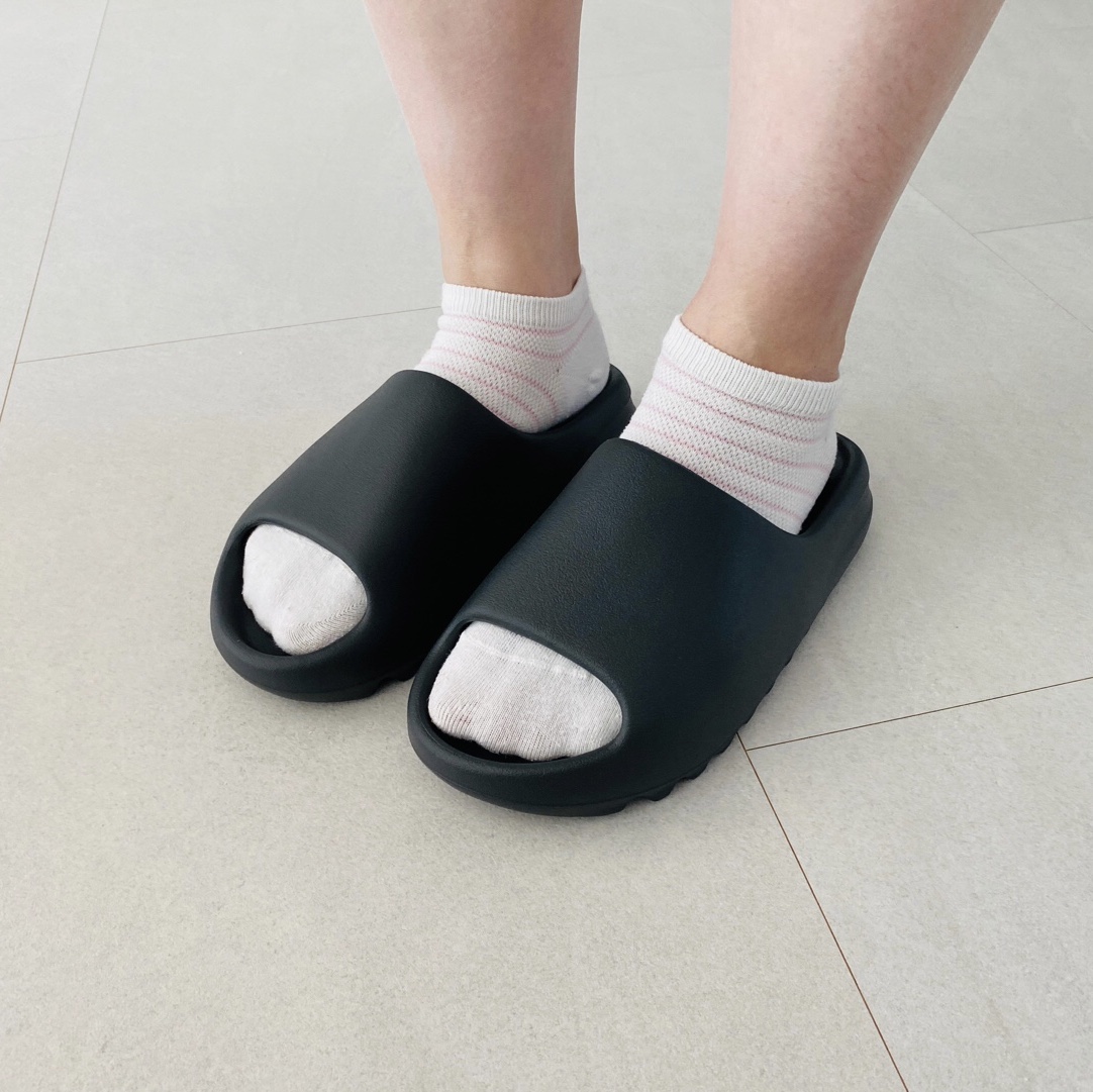 Adidas Yeezy Slide Onyx 착용 스타일