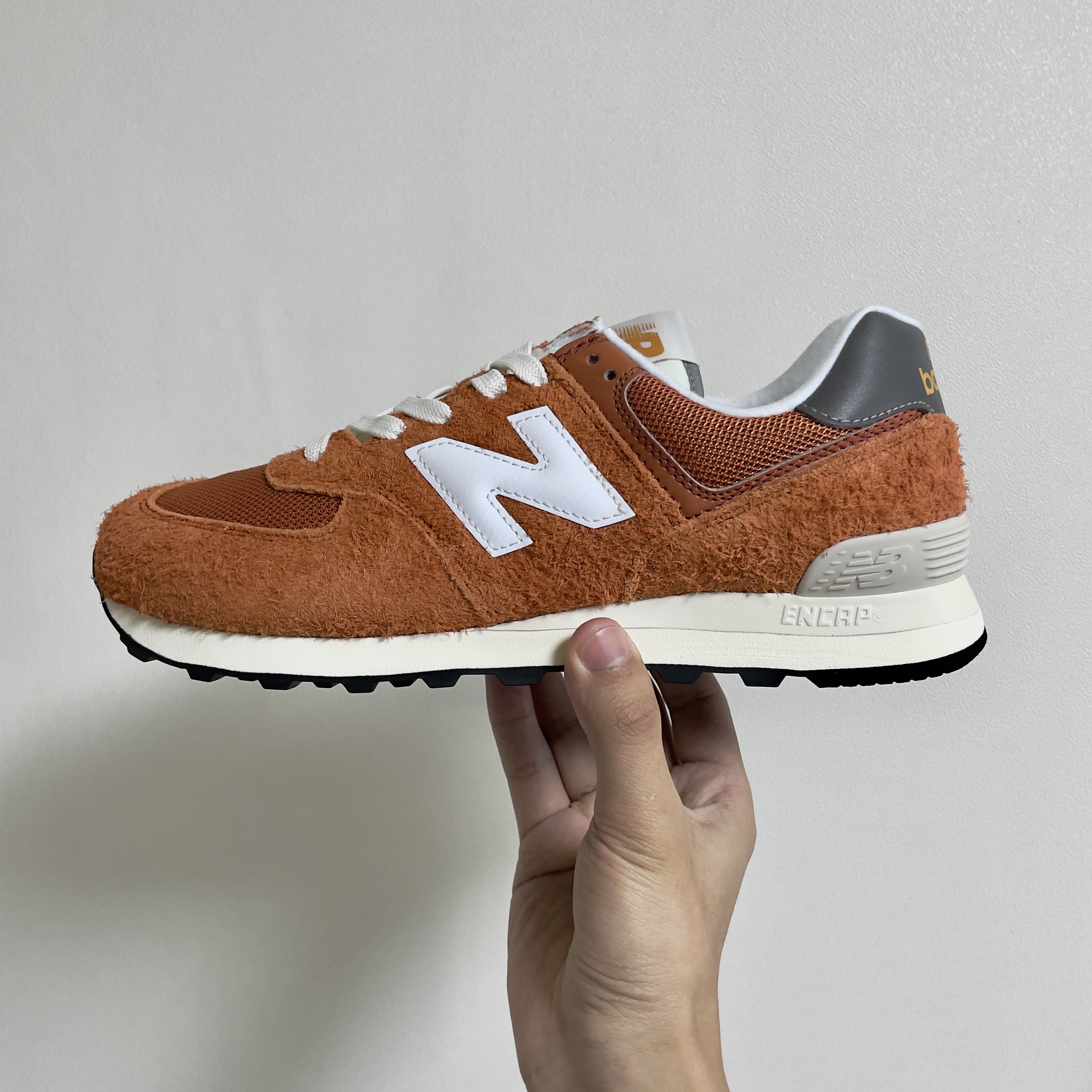 New Balance 574 Heritage Orange Burst White 착용 스타일