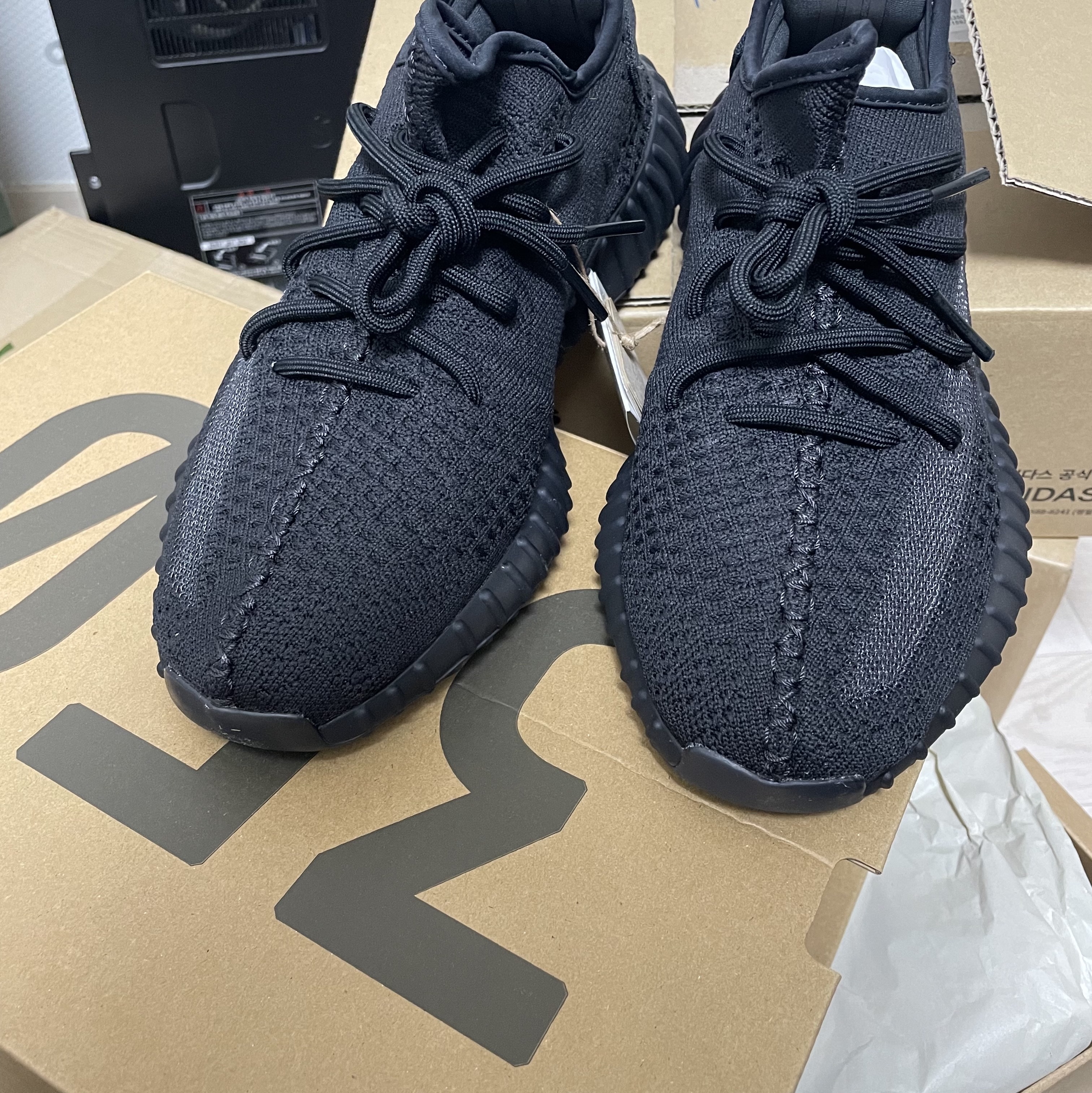 Adidas Yeezy Boost 350 V2 Onyx 착용 스타일