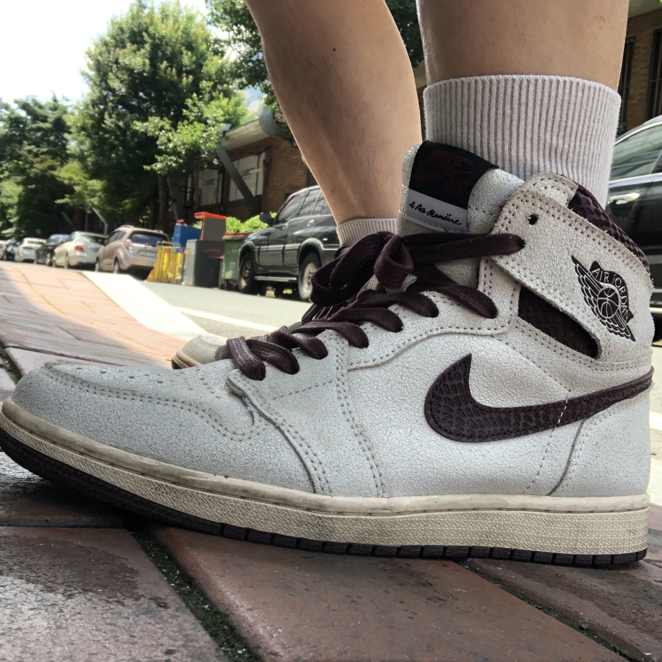 Jordan 1 x A Ma Maniere Retro High OG SP Sail and Burgundy 착용 스타일