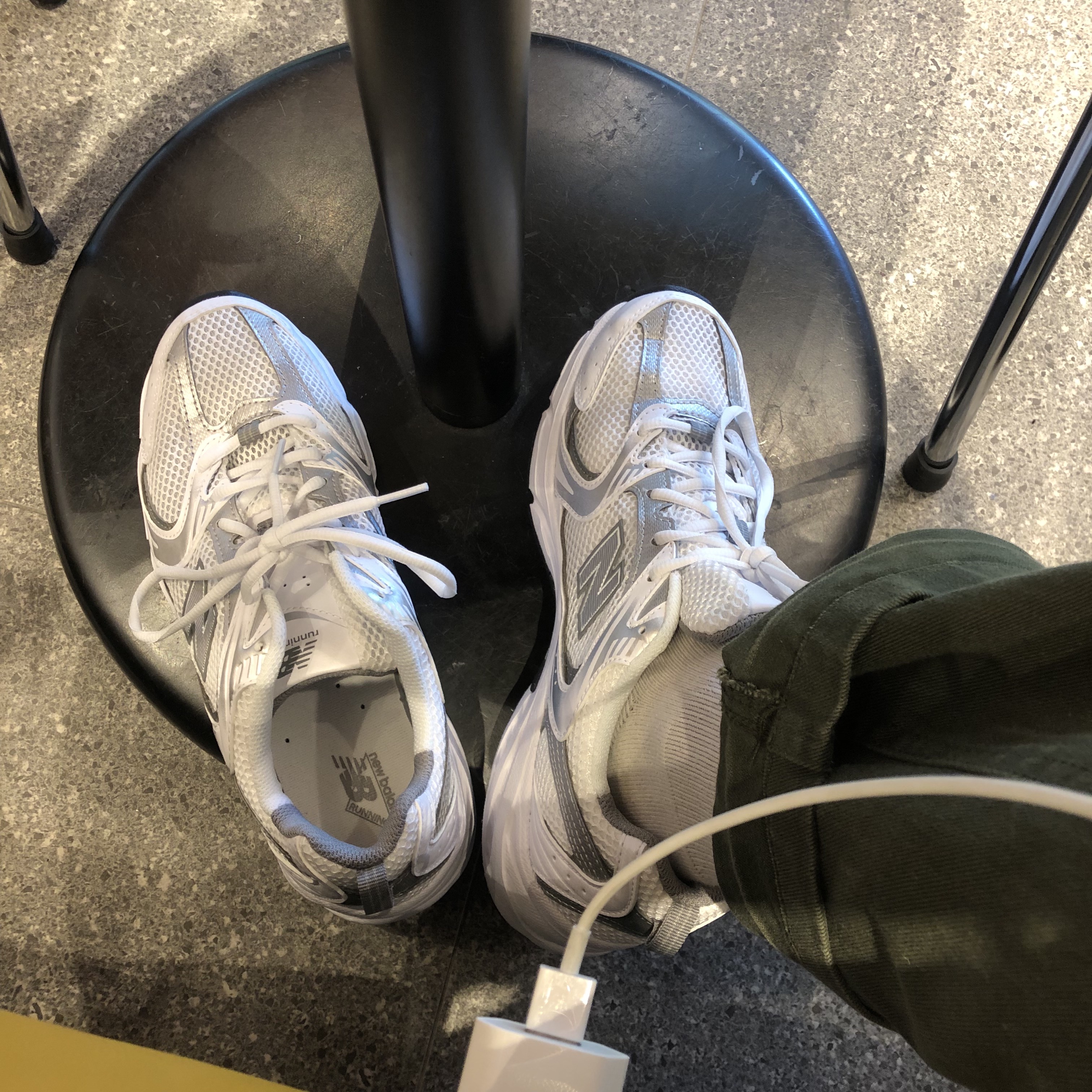 New Balance 530 White Silver 착용 스타일