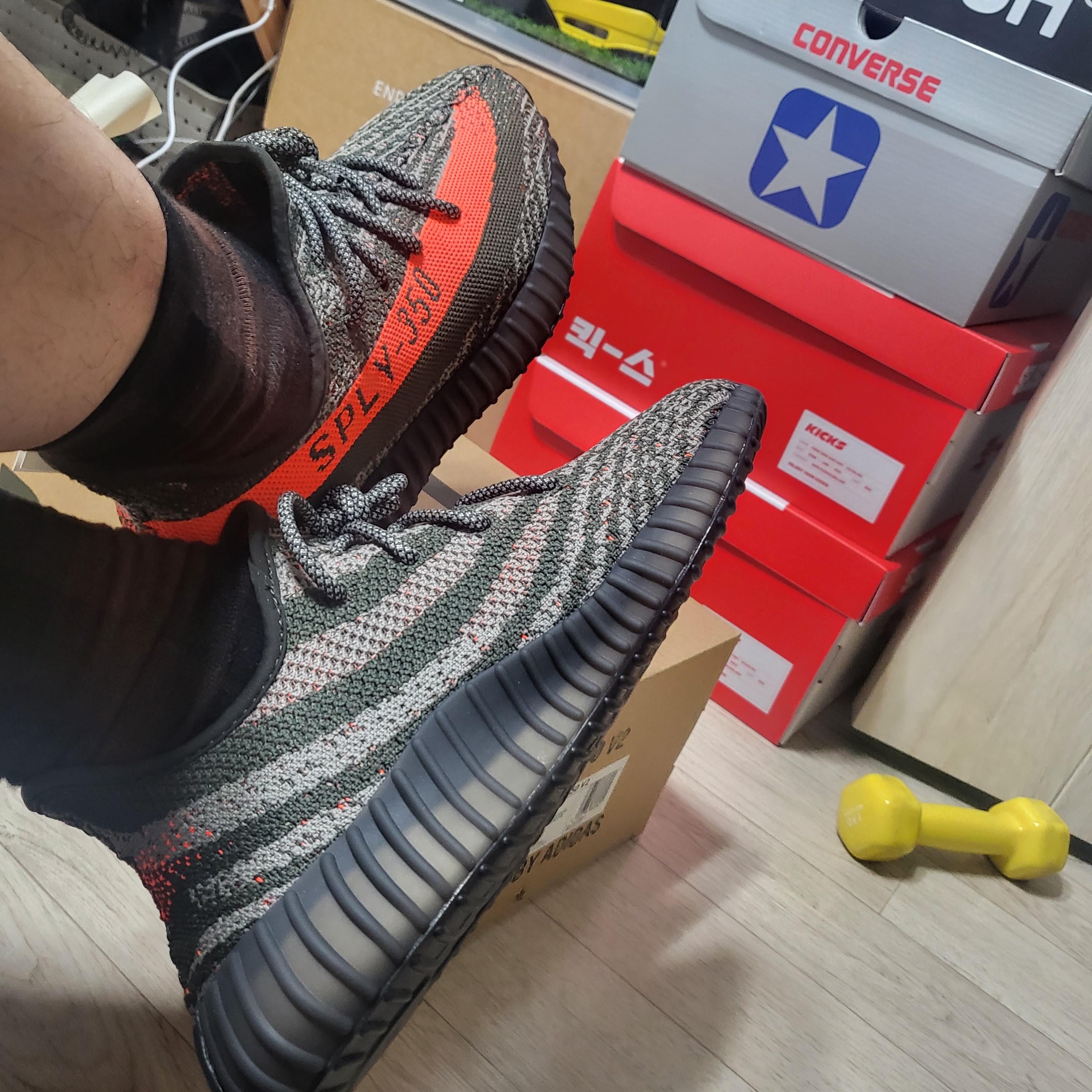Adidas Yeezy Boost 350 V2 Carbon Beluga 착용 스타일 - 4