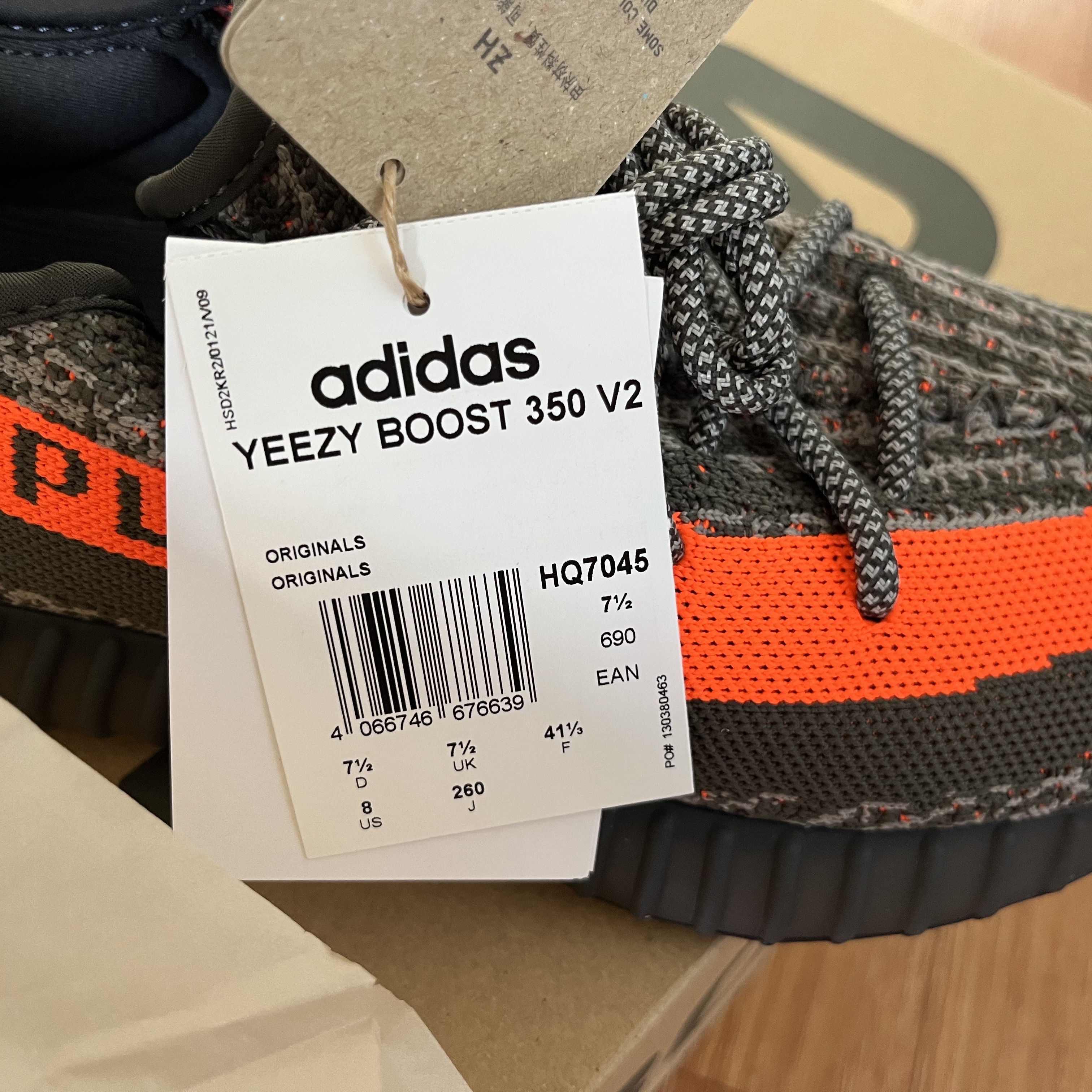 Adidas Yeezy Boost 350 V2 Carbon Beluga 착용 스타일 - 5