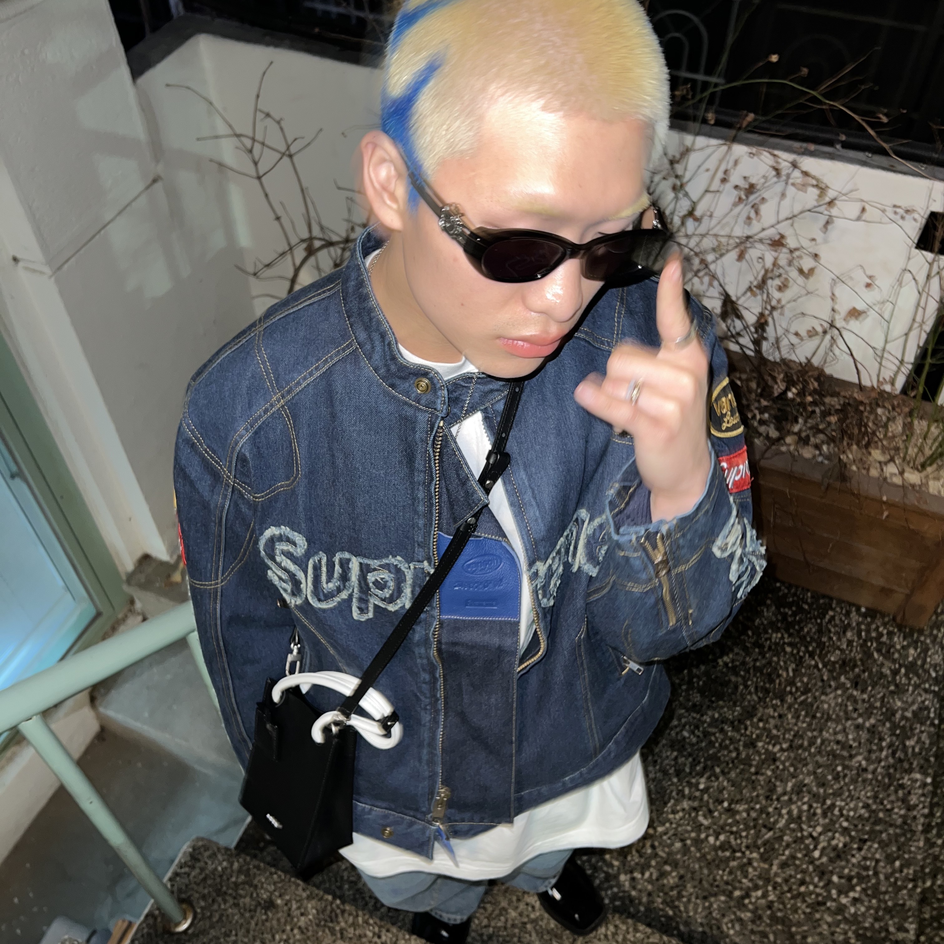 슈프림 x 밴슨 레더스 코듀라 데님 자켓 블루 - 22FW, 아더에러 스몰 쇼퍼백 느와르 착용 스타일 - 1