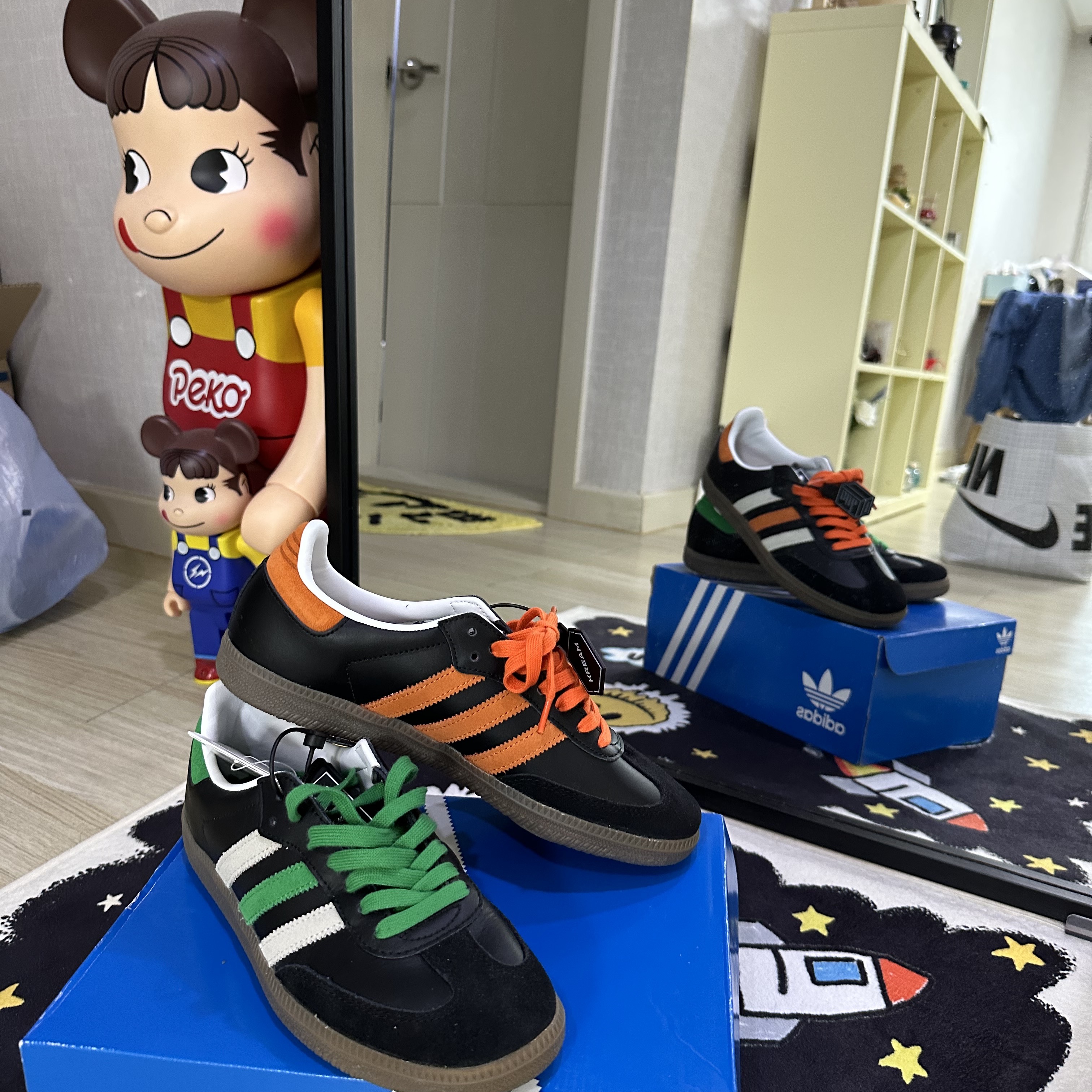 Adidas Samba Black Orange Green 착용 스타일 - 1