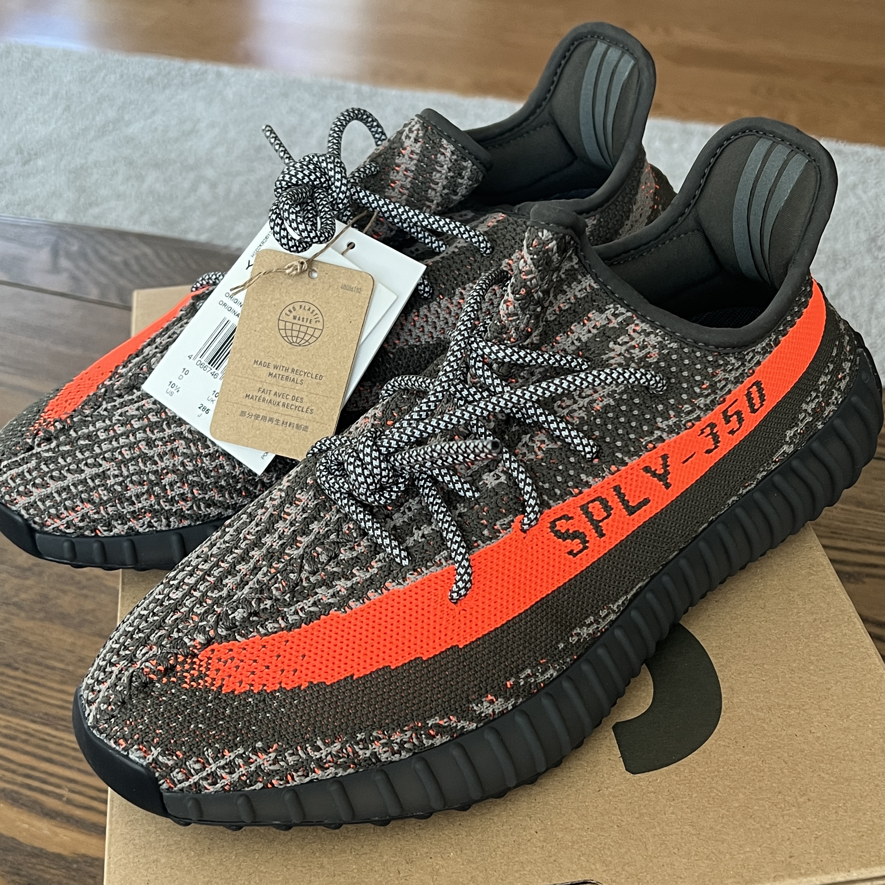 Adidas Yeezy Boost 350 V2 Carbon Beluga 착용 스타일 - 3