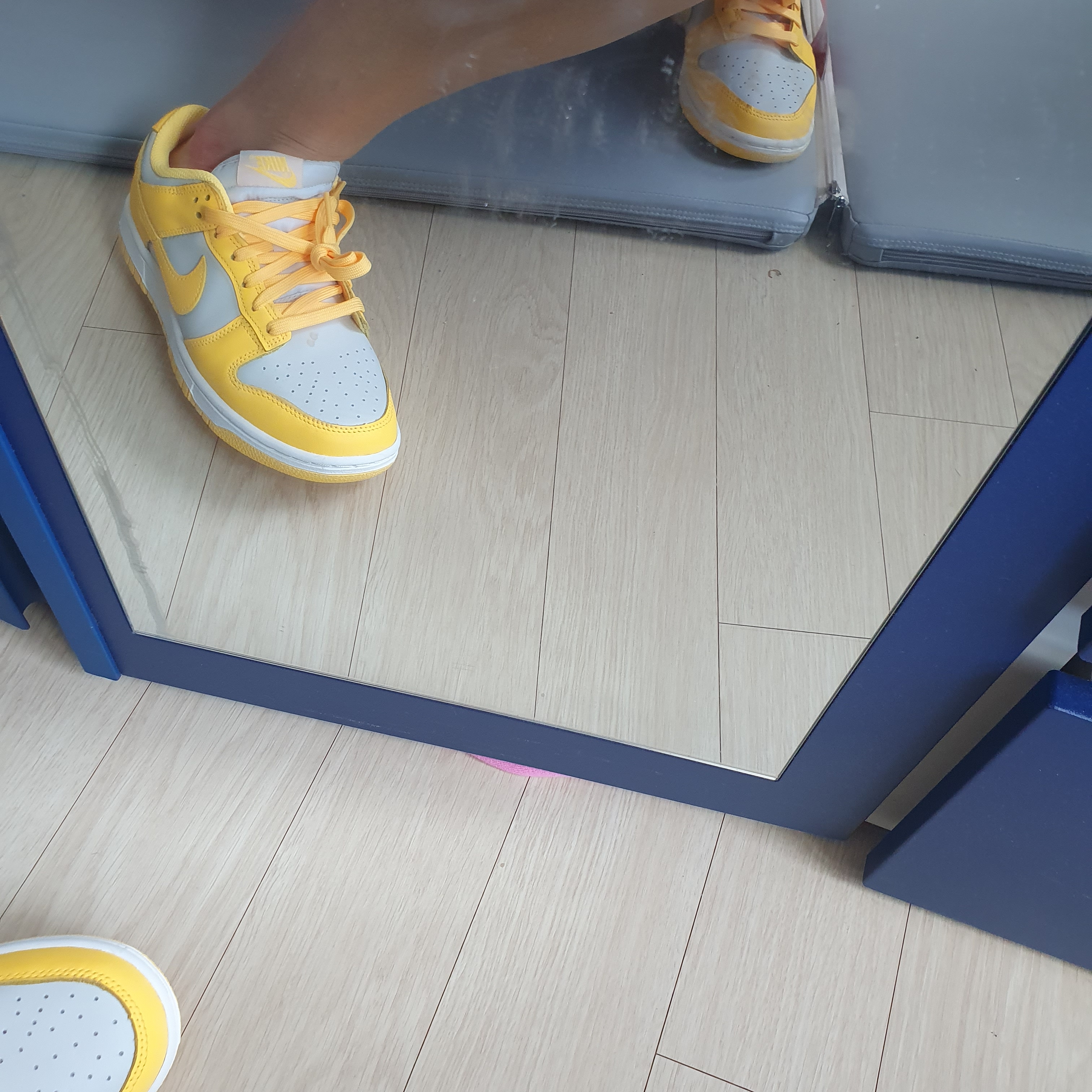 (W) Nike Dunk Low Light Bone Citron Pulse 착용 스타일 - 2