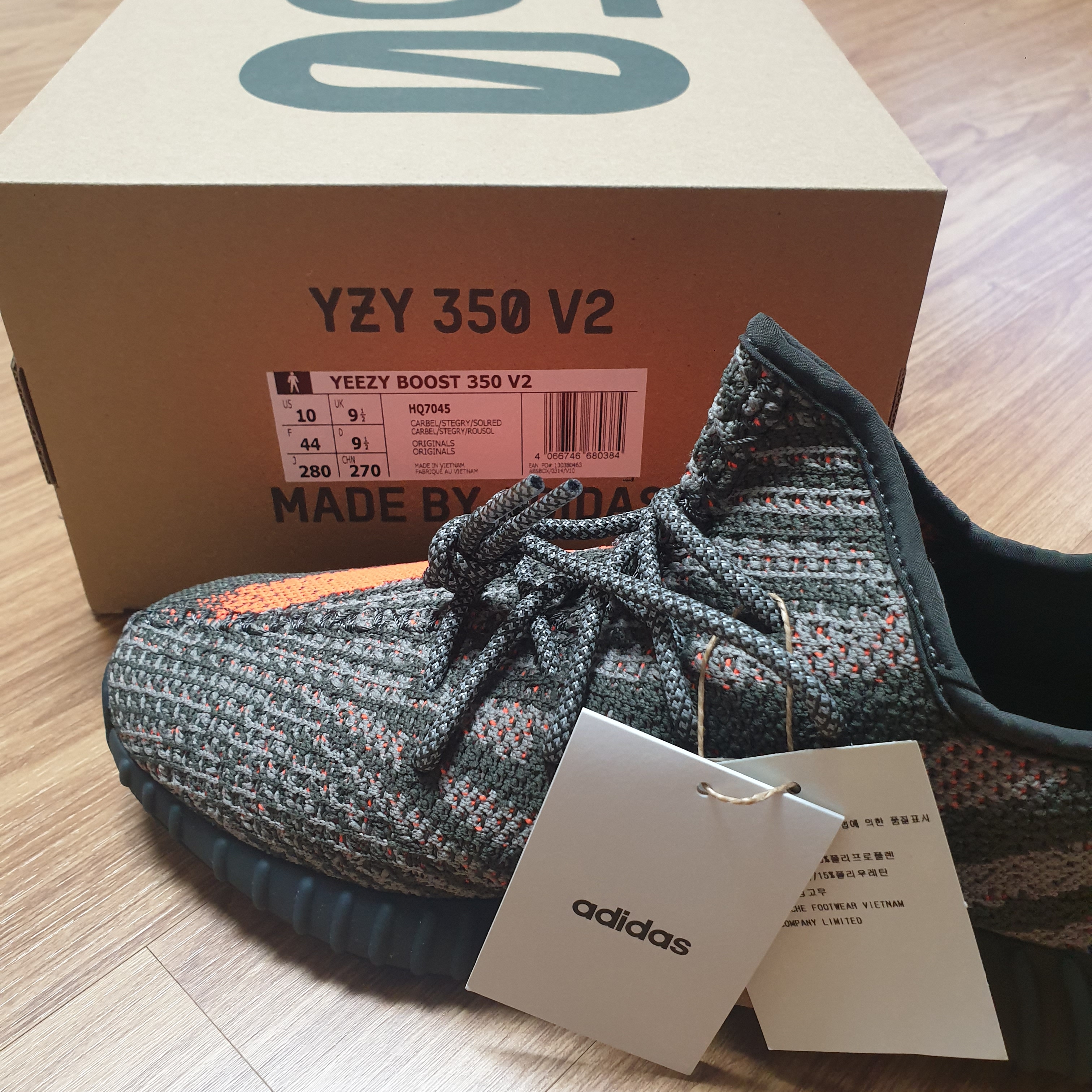 Adidas Yeezy Boost 350 V2 Carbon Beluga 착용 스타일
