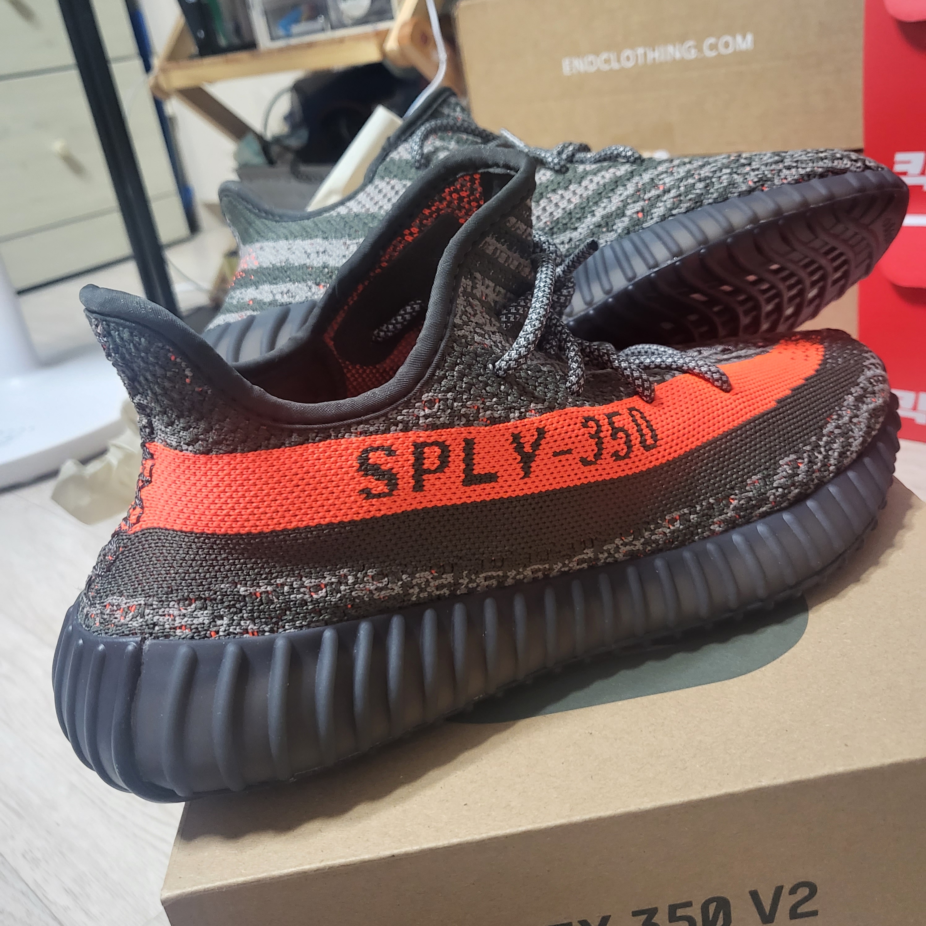 Adidas Yeezy Boost 350 V2 Carbon Beluga 착용 스타일 - 2