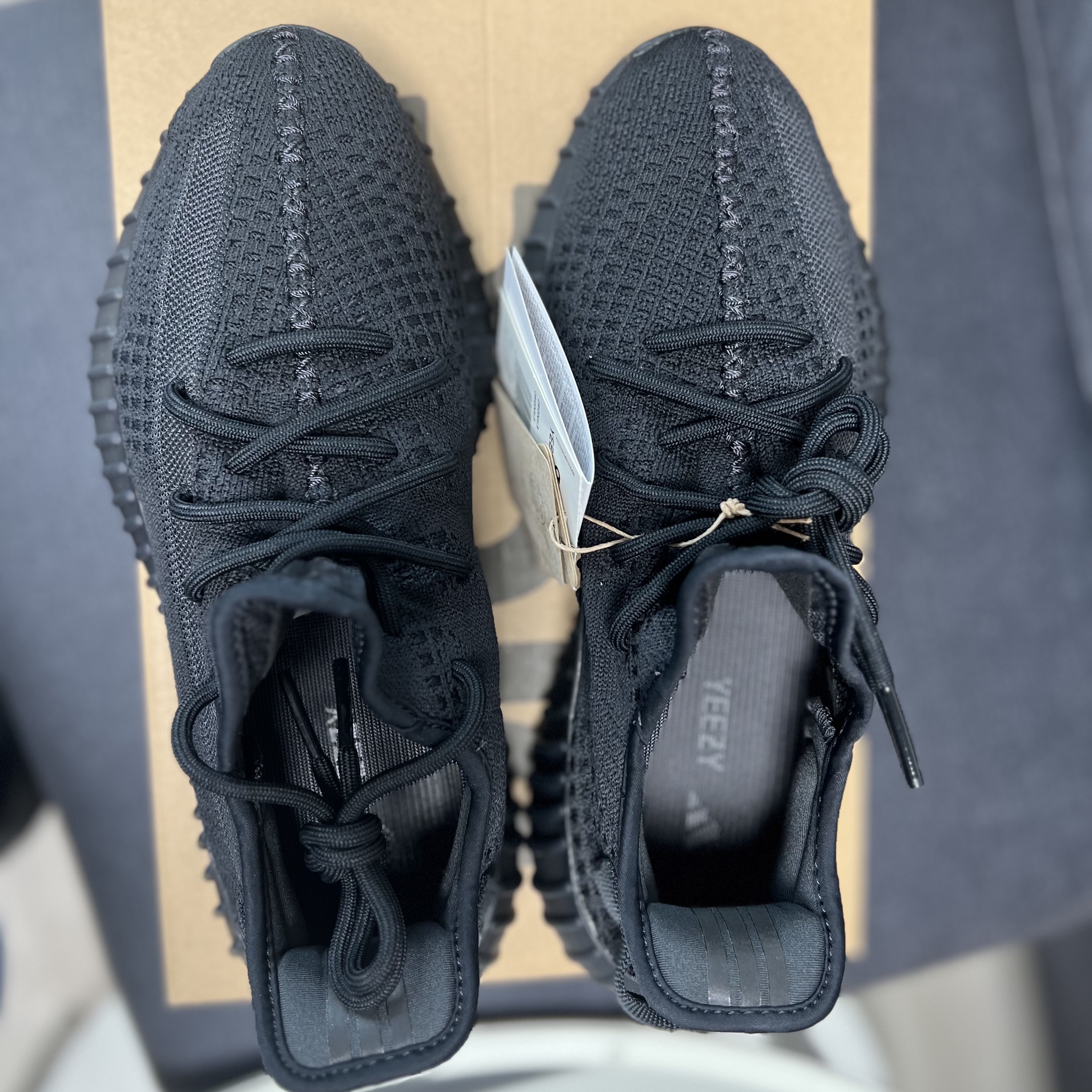 Adidas Yeezy Boost 350 V2 Onyx 착용 스타일 - 1