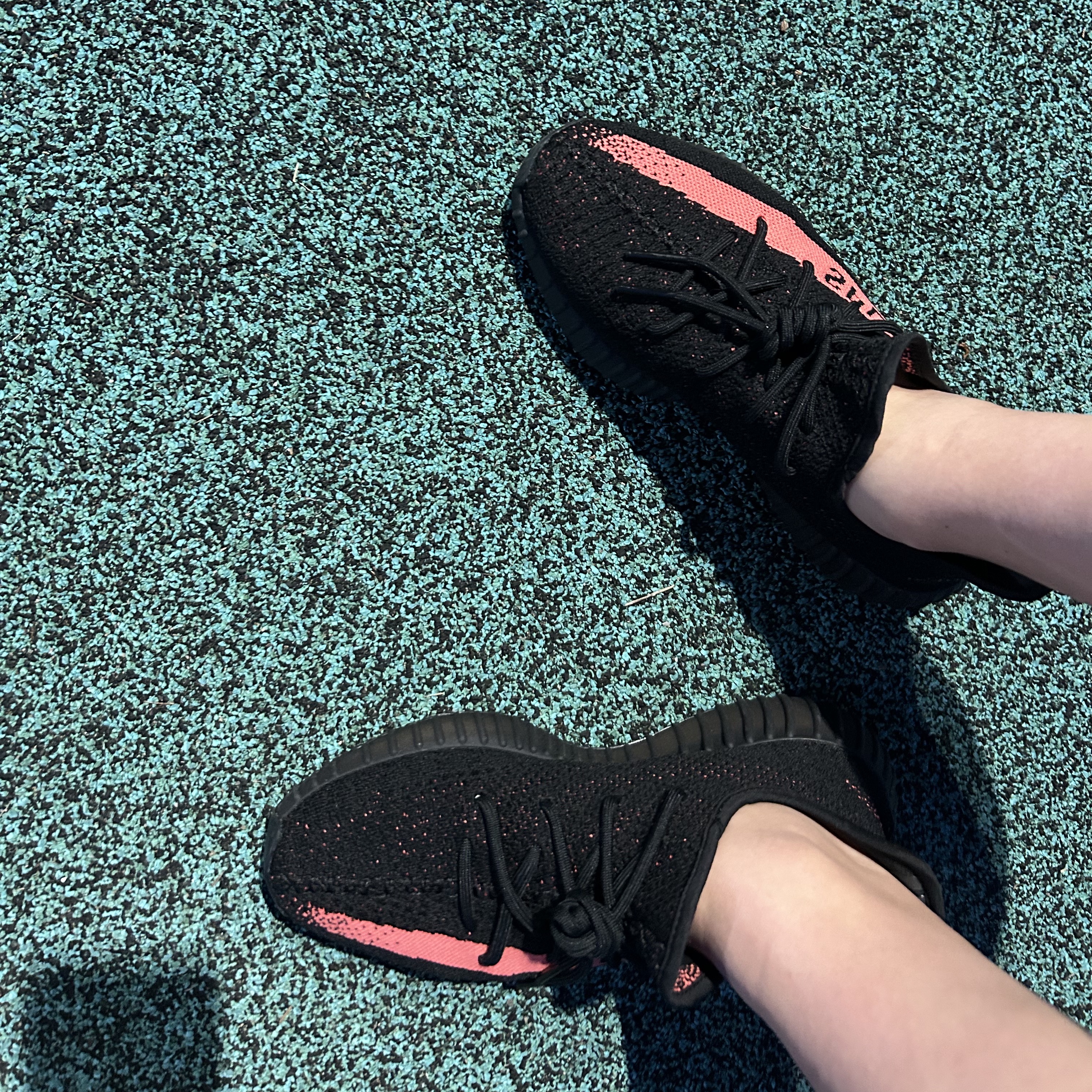 Adidas Yeezy Boost 350 V2 Core Black Red 2022/2023 착용 스타일