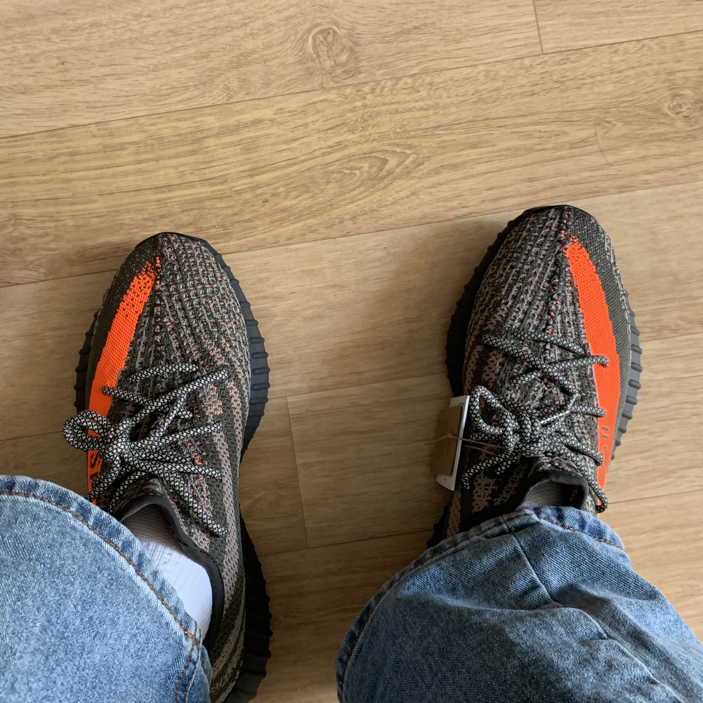 Adidas Yeezy Boost 350 V2 Carbon Beluga 착용 스타일 - 1