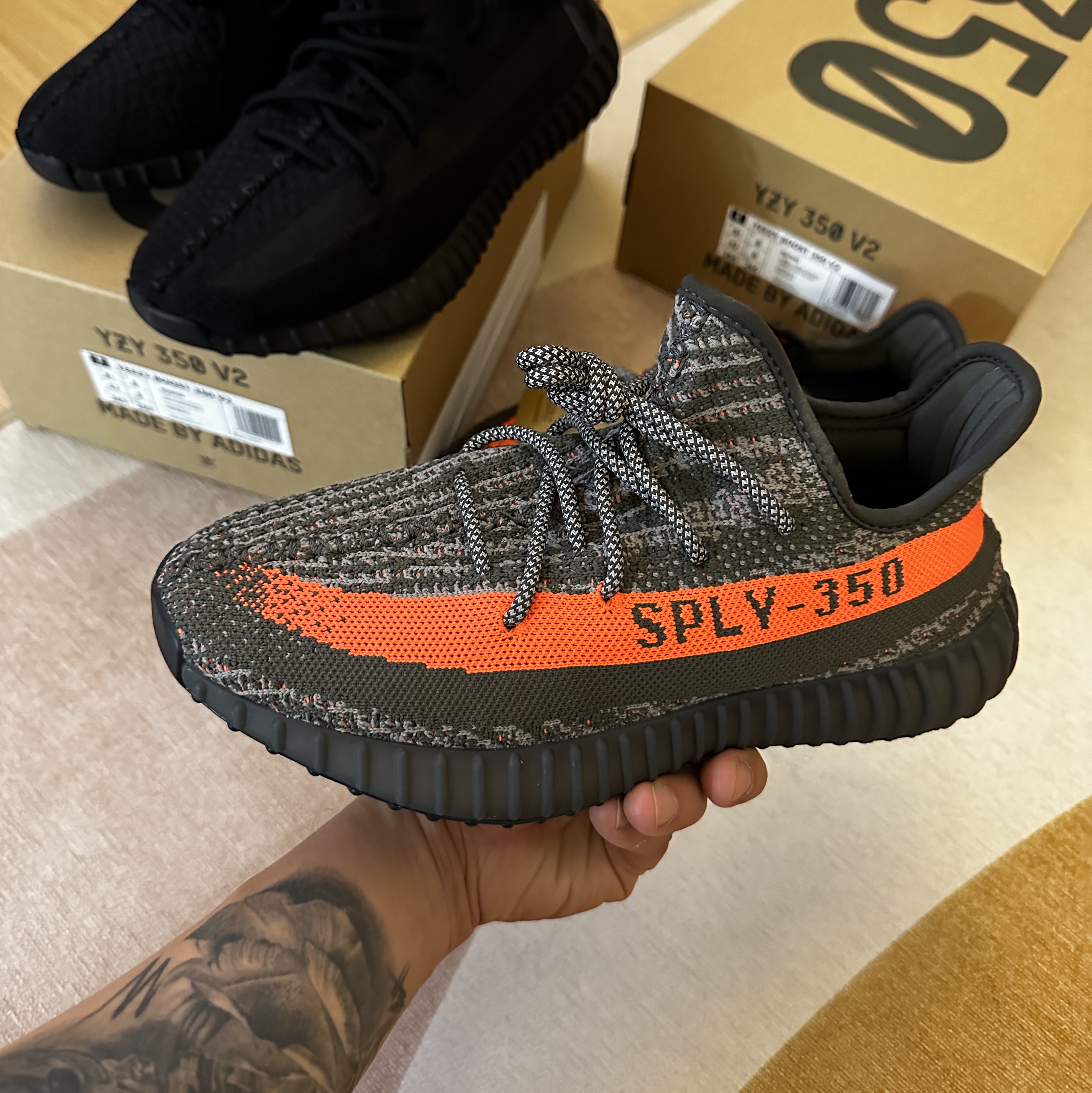 Adidas Yeezy Boost 350 V2 Carbon Beluga, Adidas Yeezy Boost 350 V2 Onyx 착용 스타일 - 2