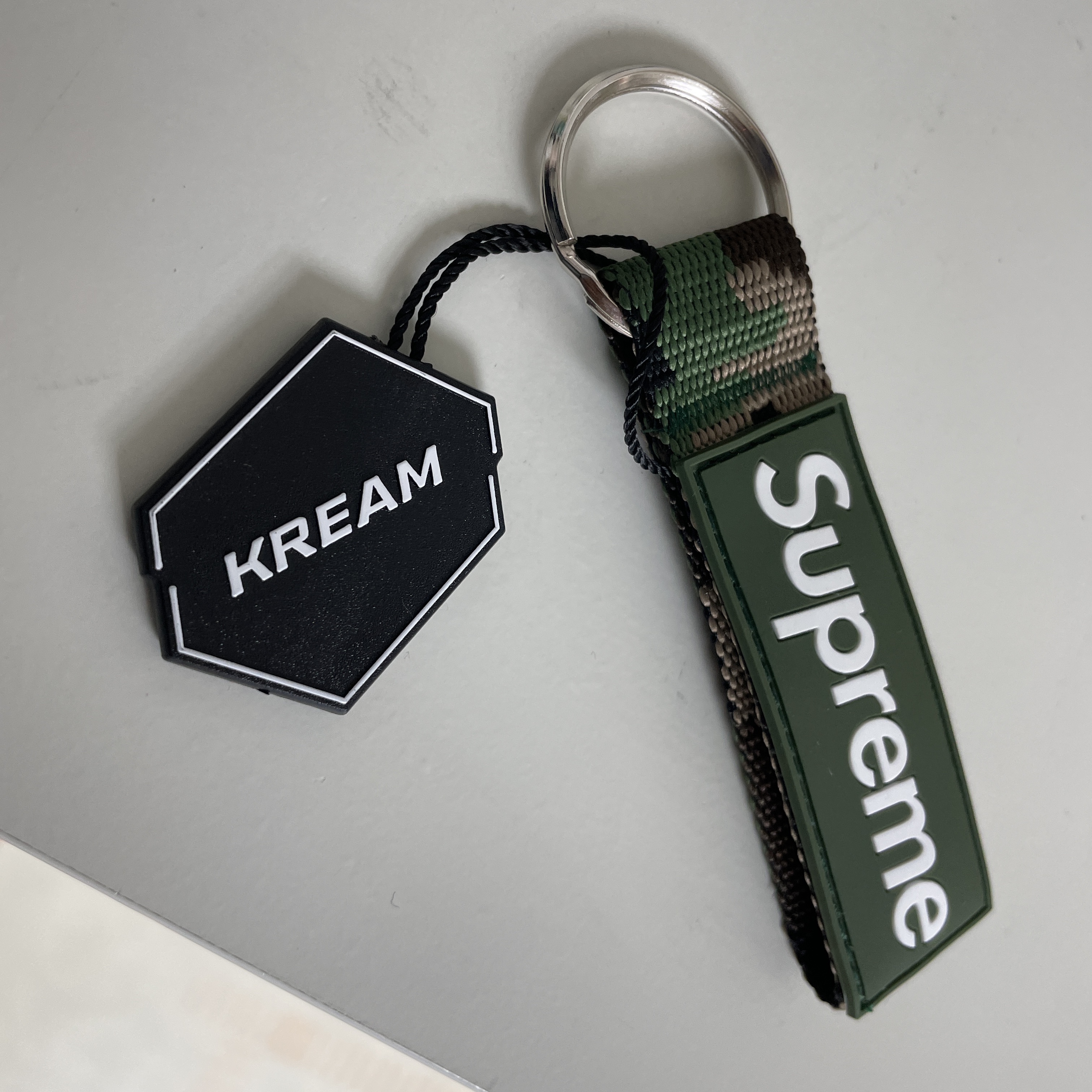 Supreme Webbing Keychain Green Camo - 23SS 착용 스타일