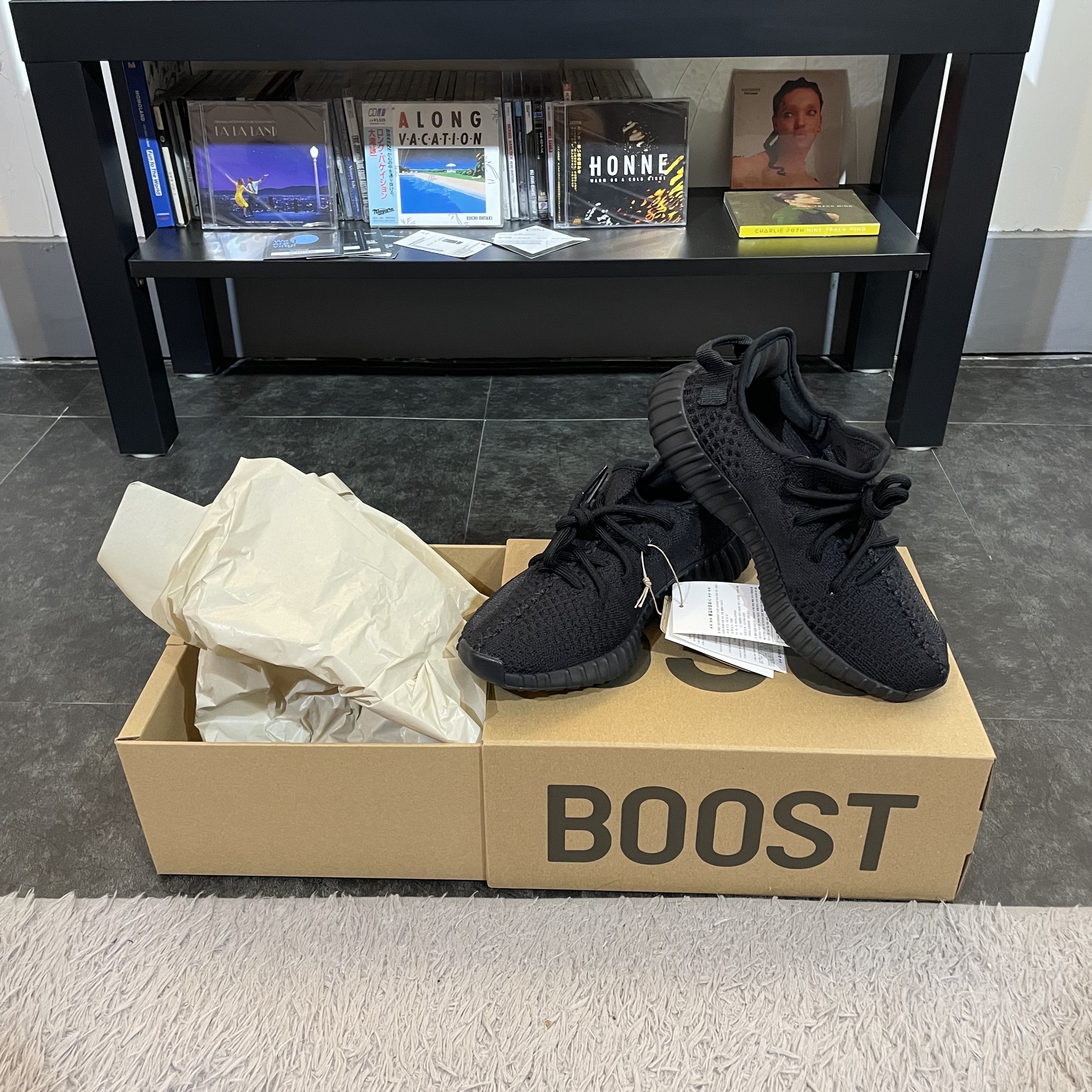 Adidas Yeezy Boost 350 V2 Onyx 착용 스타일 - 1